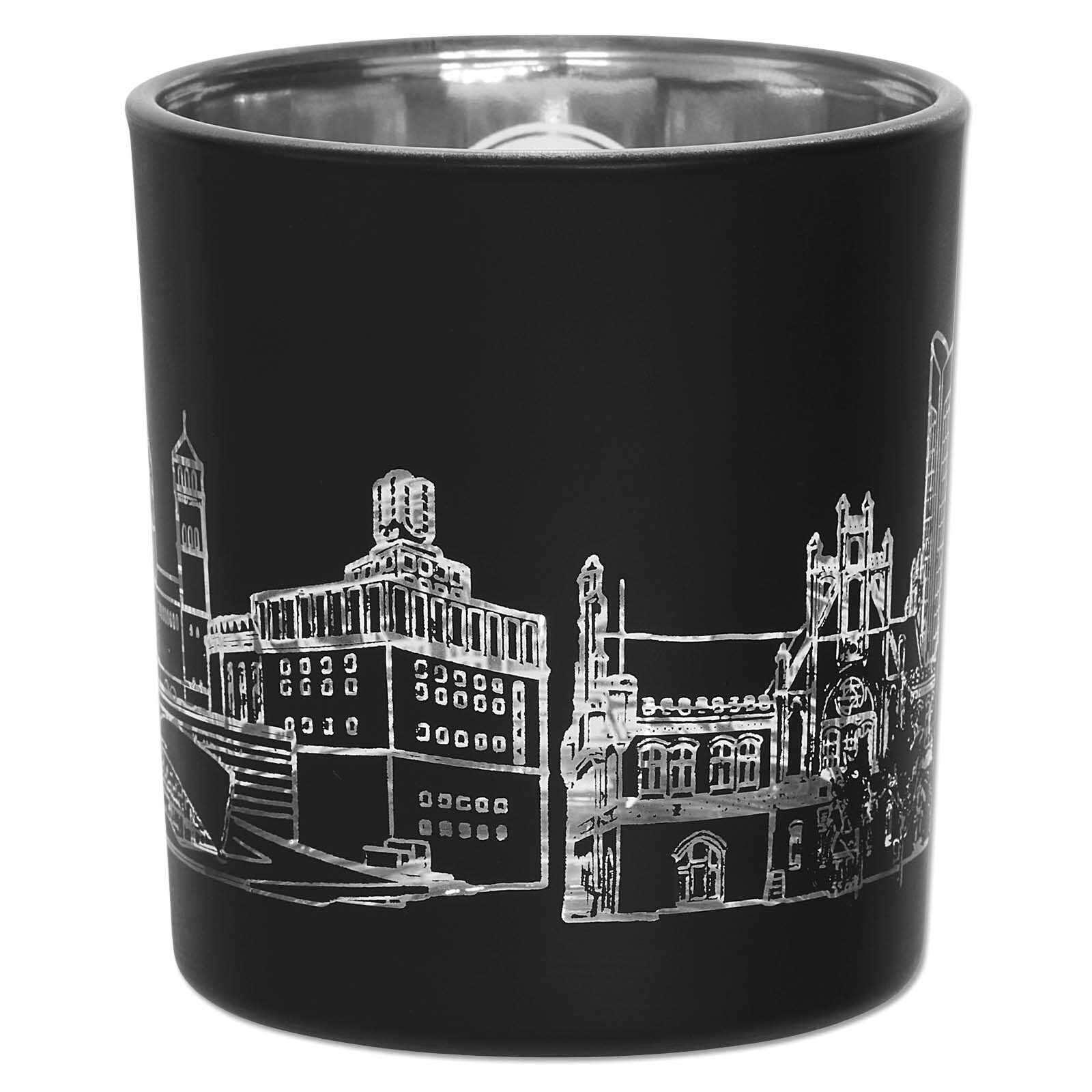 Detailansicht des BVB Windlichts in schwarz mit silberner Skyline von Dortmund. Das Windlicht zeigt keine sichtbaren Logos oder Embleme.