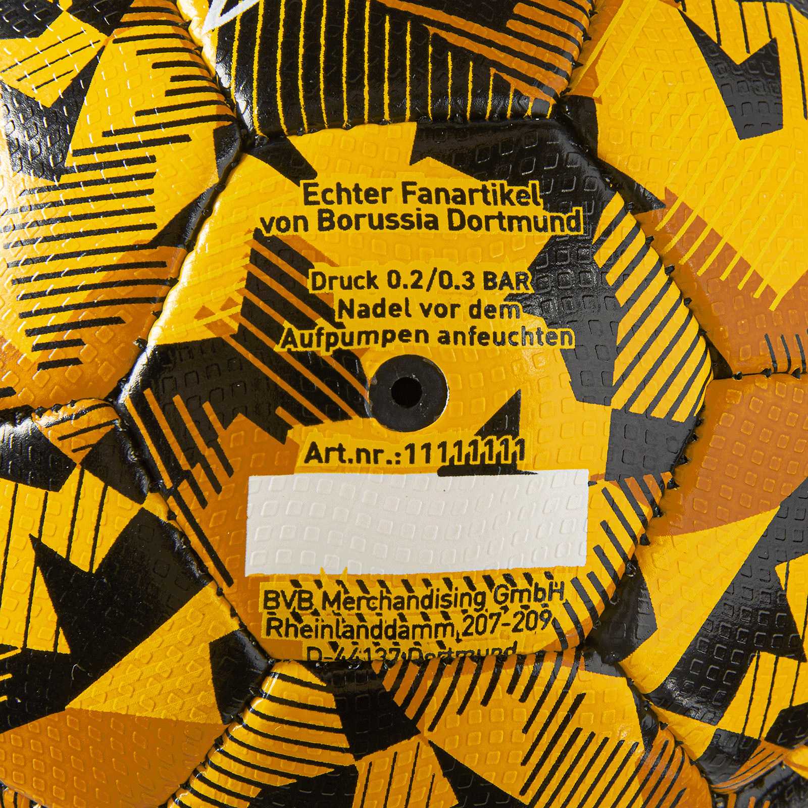 Detailansicht des BVB Ball Spirit Gr. 1 in schwarzgelbem Design mit dynamischen Mustern und Schriftzug “Echter Fanartikel von Borussia Dortmund”.
