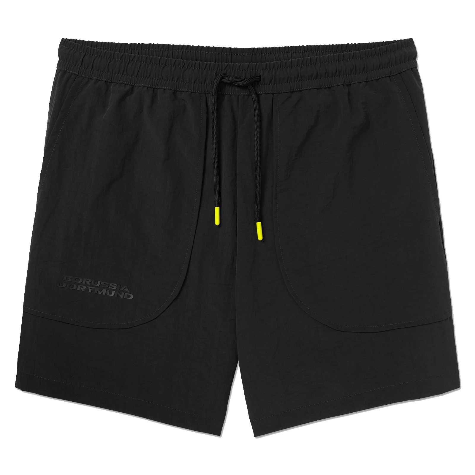 Vorderansicht der schwarzgelben BVB Underground Woven Shorts mit gelben Kordelenden und tonalem „Borussia Dortmund“-Schriftzug auf dem linken Bein.