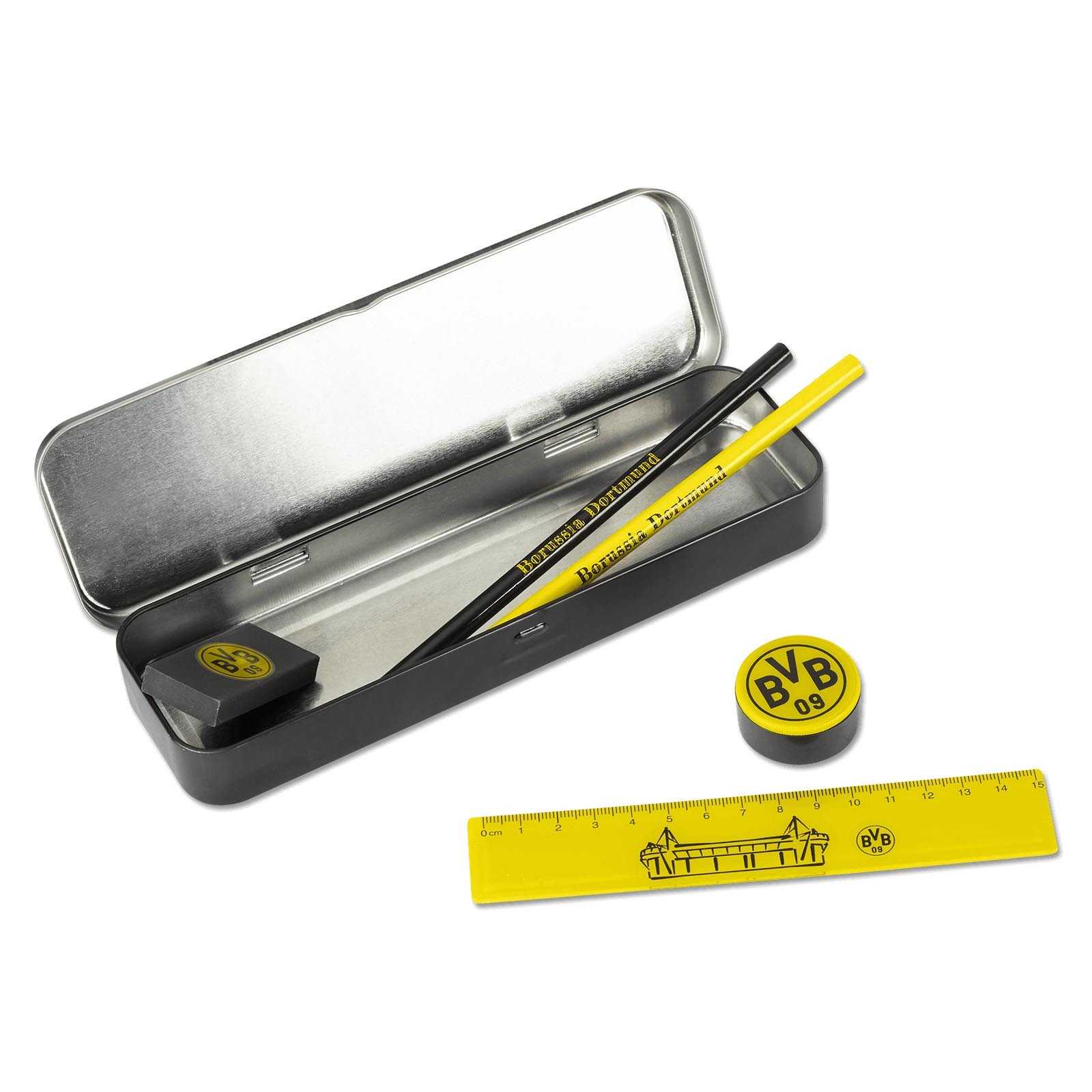 Die offene Metallbox mit dem Inhalt daneben: ein gelber Bleistift, ein schwarzer Bleistift, ein schwarzes Radiergummi mit BVB-Emblem, ein runder Anspitzer mit BVB-Emblem und ein gelb-transparentes Lineal