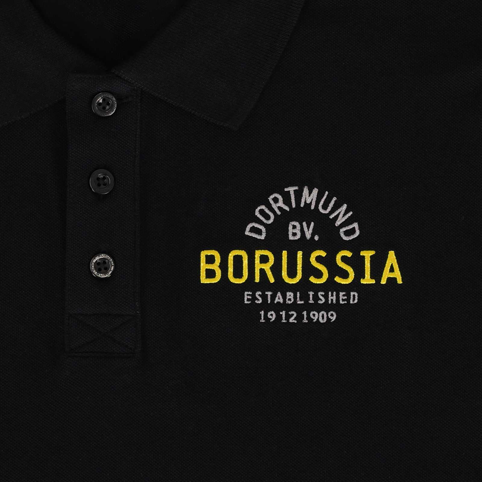Detailansicht des BVB Explorer Poloshirt schwarz mit gesticktem "Borussia Dortmund BV." Schriftzug in gelb und weiß auf der linken Brust.