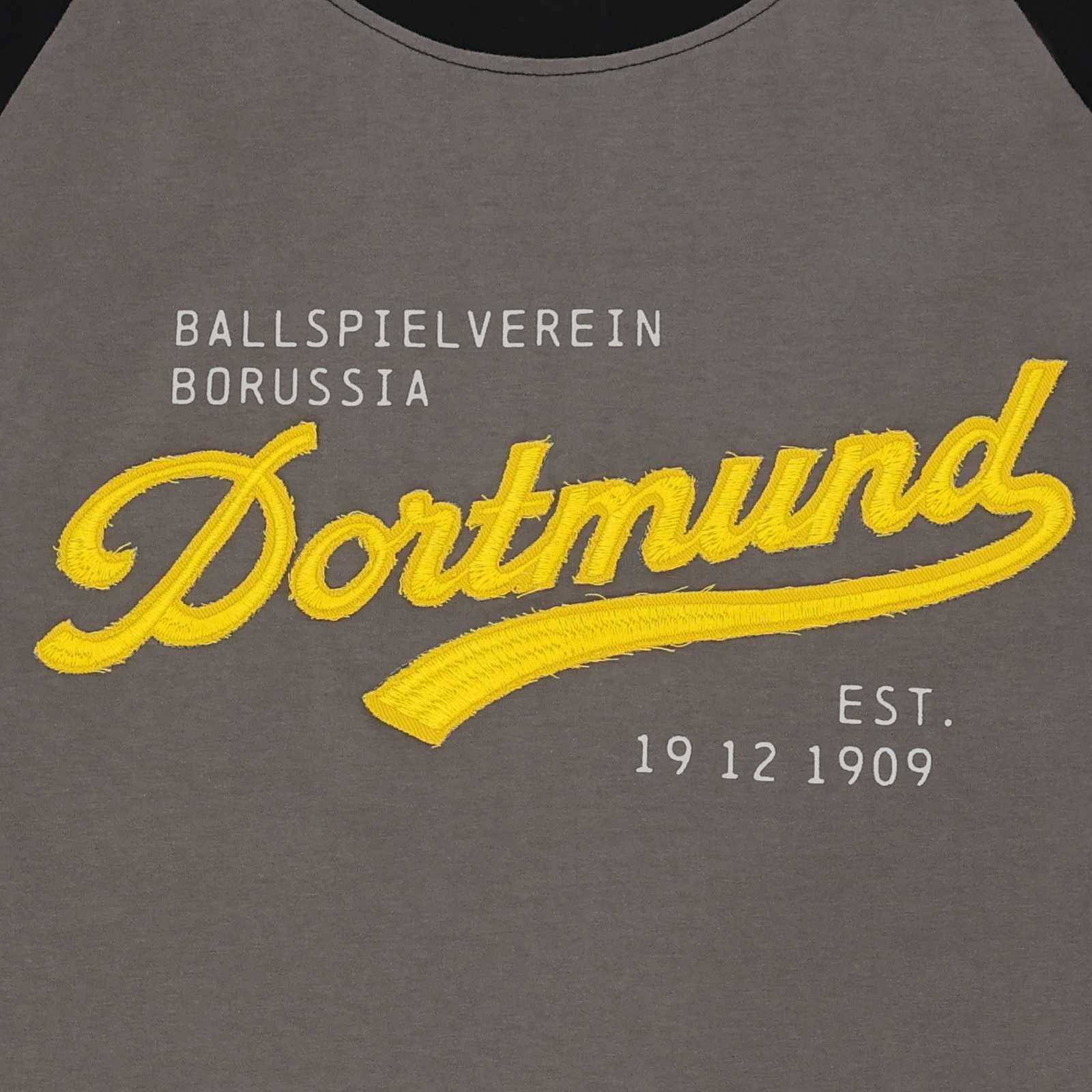 Detailansicht des BVB Explorer T-Shirts in grau mit gelbem Dortmund-Schriftzug und weißem Text "Ballspielverein Borussia" sowie Gründungsdatum.