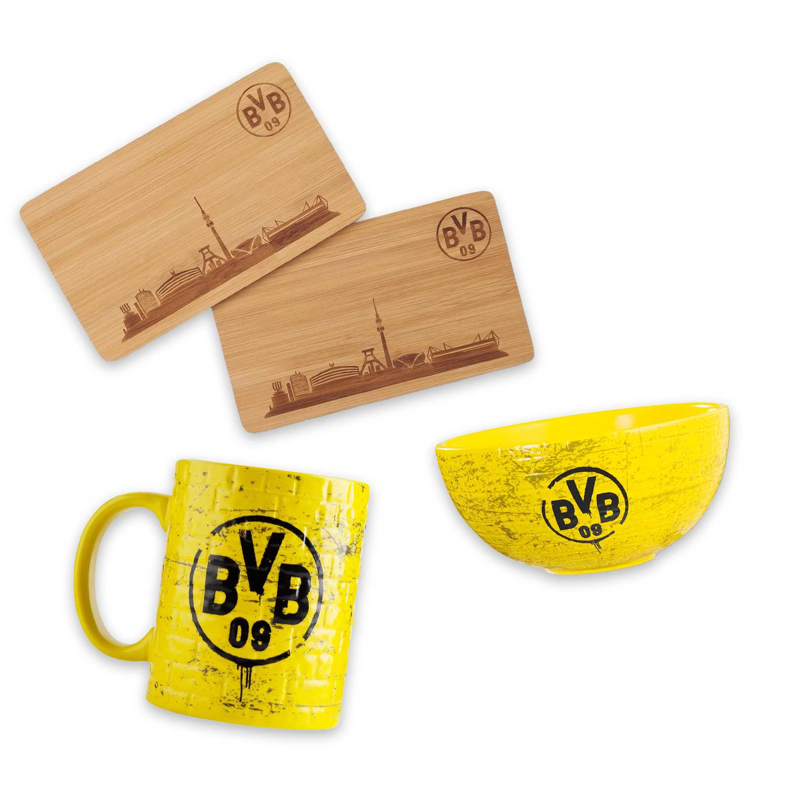 BVB Frühstücks Bundle in der Vorderansicht mit zwei Holzfrühstücksbrettchen und jeweils graviertem BVB-Emblem, gelber Tasse und Schale mit großem schwarzgelbem BVB-Logo.