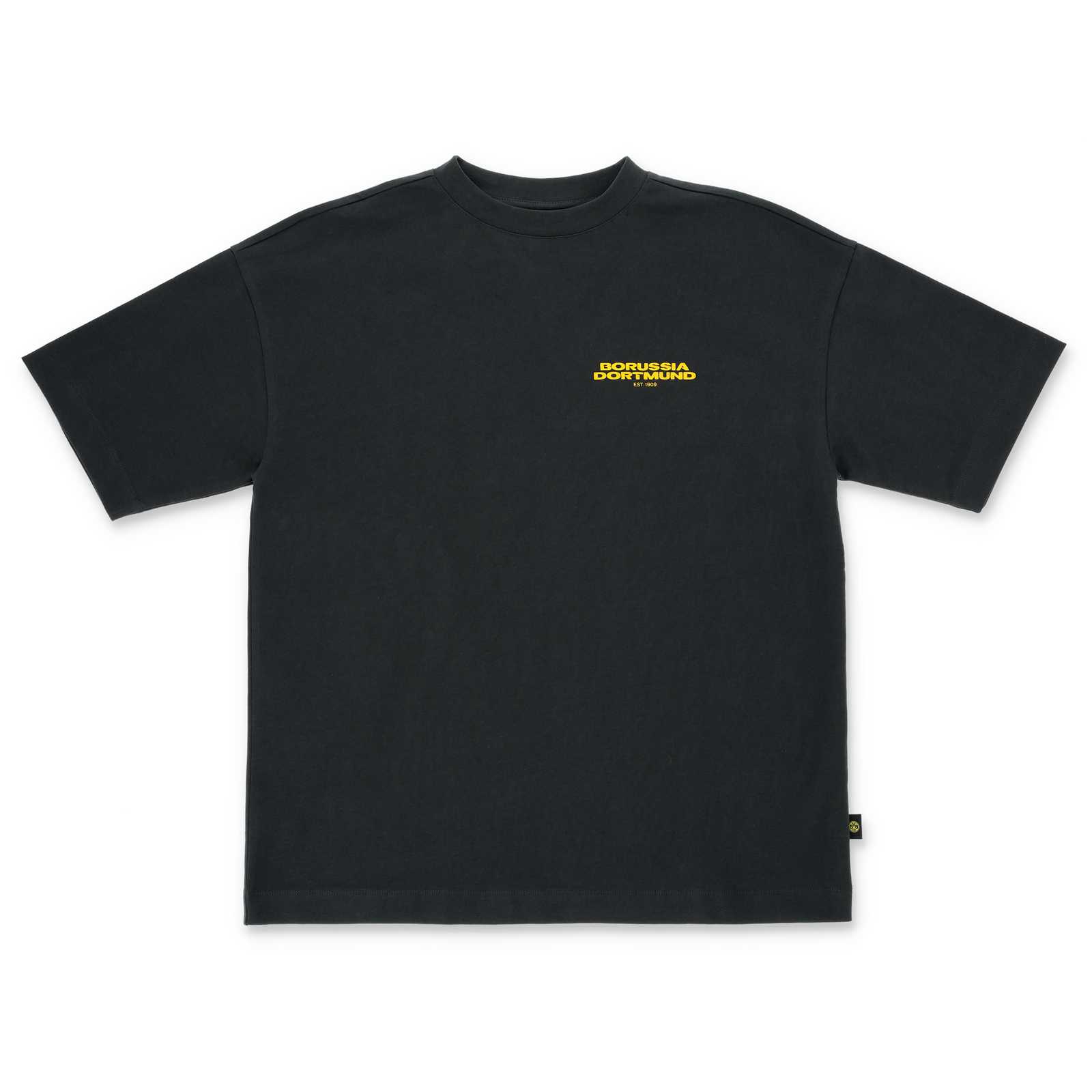 Vorderansicht des BVB Urban Tee anthrazit 2025 in dunklem Grau mit gelbem "Borussia Dortmund" Schriftzug auf der Brust und kleinem BVB-Label seitlich.