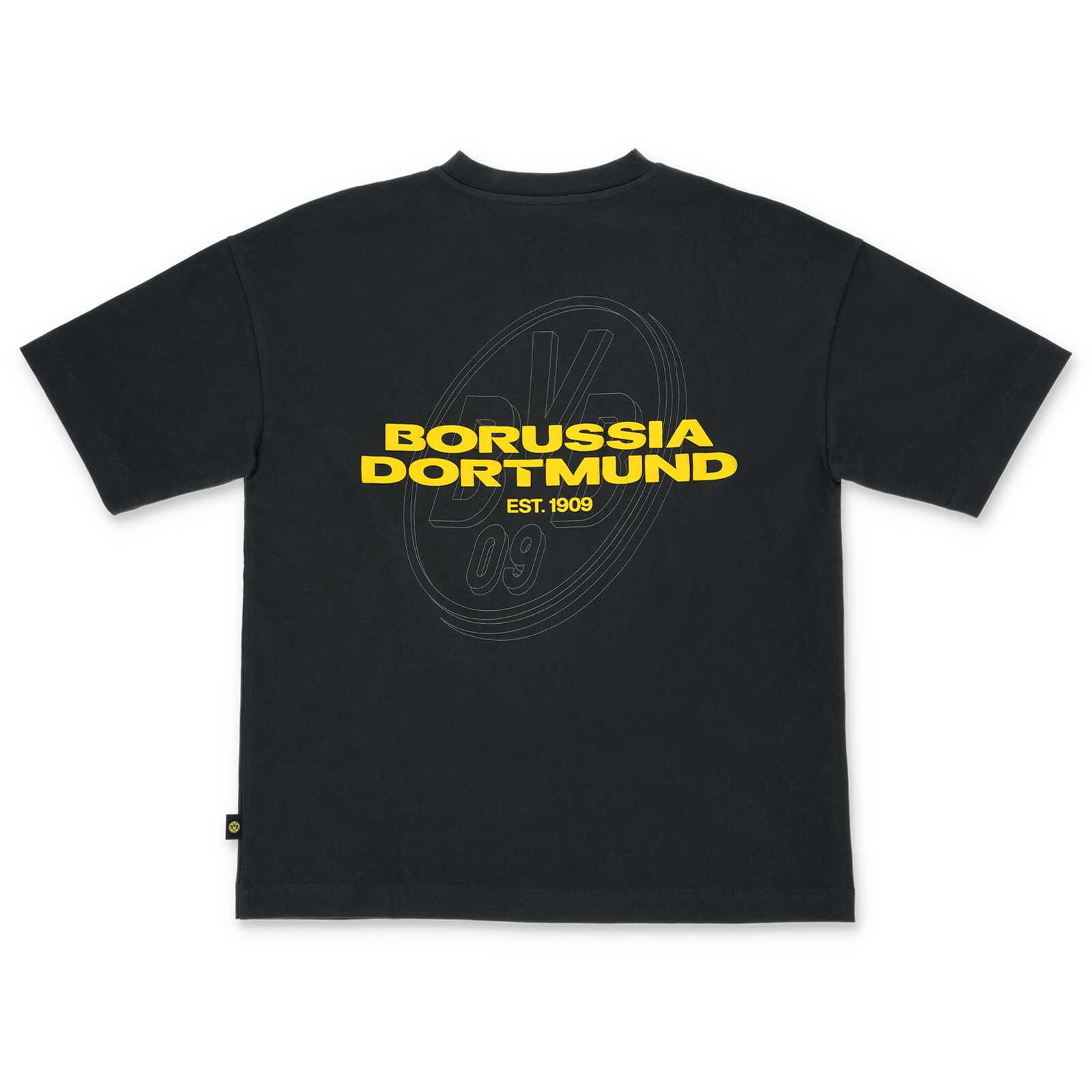 Rückansicht des BVB Urban Tee anthrazit 2025 mit großem, gelbem „Borussia Dortmund“-Schriftzug und geprägtem BVB-Emblem auf dem Rücken.
