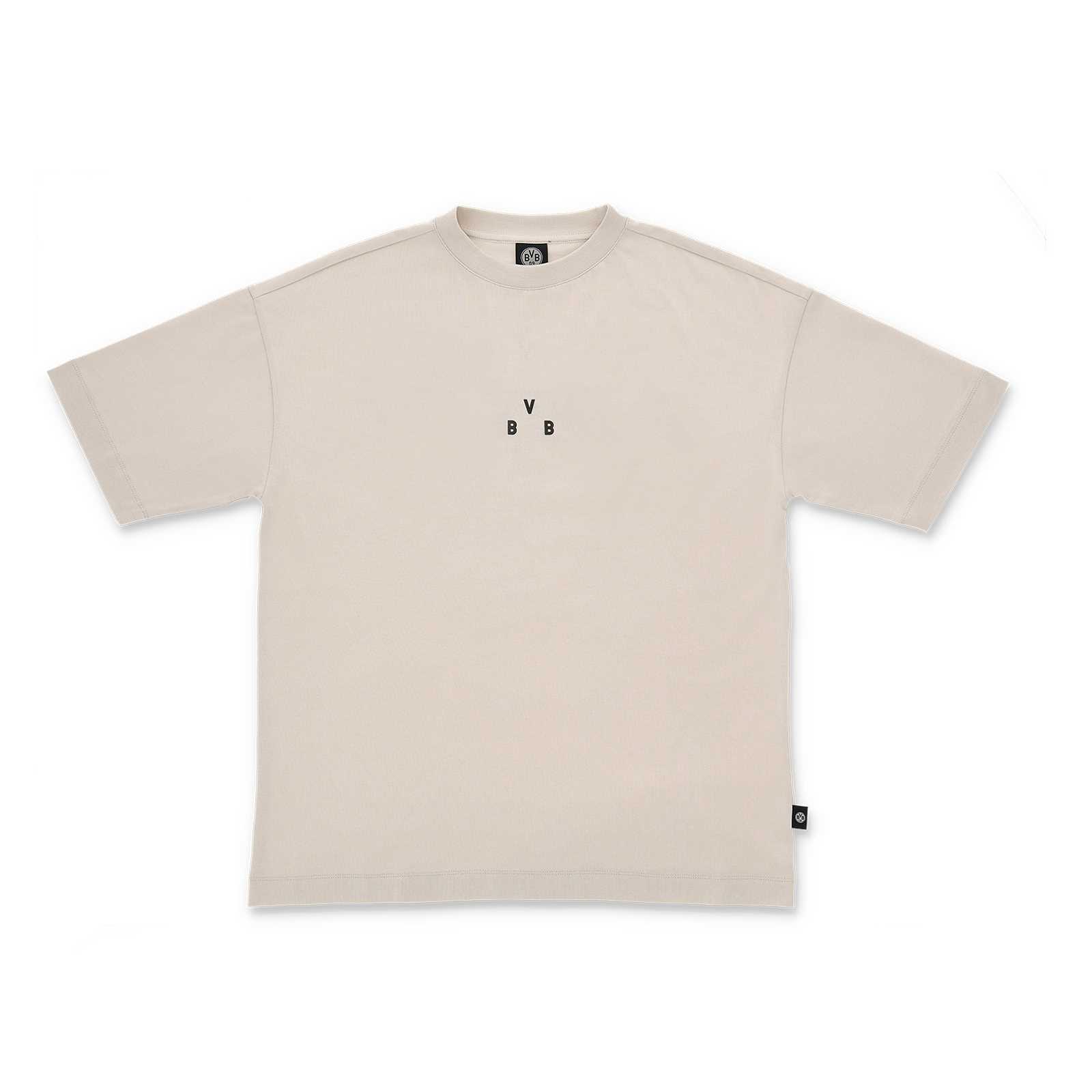 Vorderansicht des BVB Urban Tee beige 2025 mit dezentem „V B B“-Schriftzug auf der Brust und kleinem BVB-Emblem am Kragenetikett.