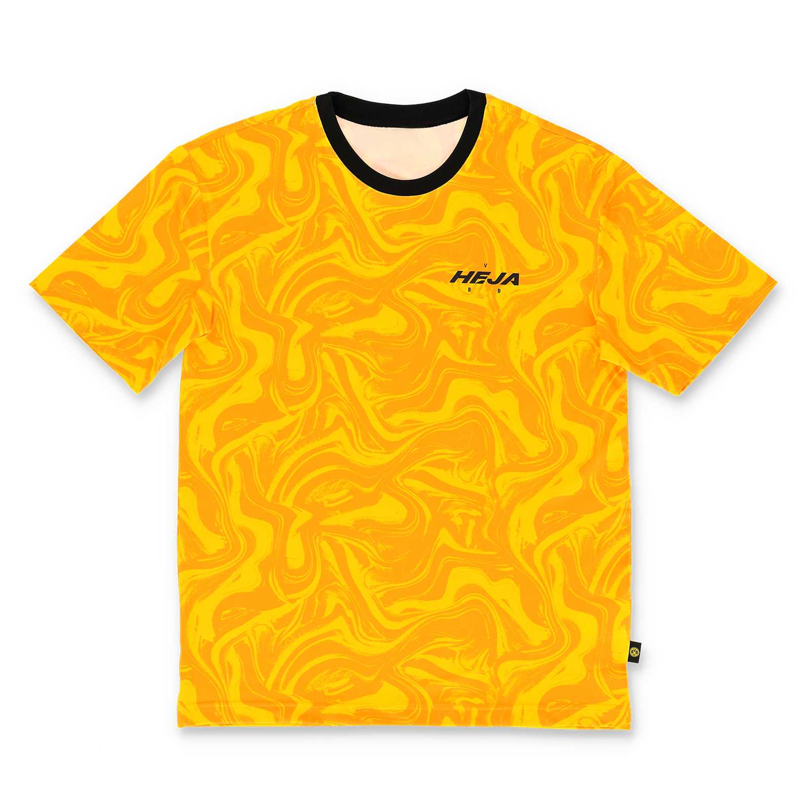 Vorderansicht des BVB Festival Shirts in leuchtendem Gelb mit schwarzgelbem Marmor-Muster, schwarzem Kragen und „HEJA“-Schriftzug auf der Brust.