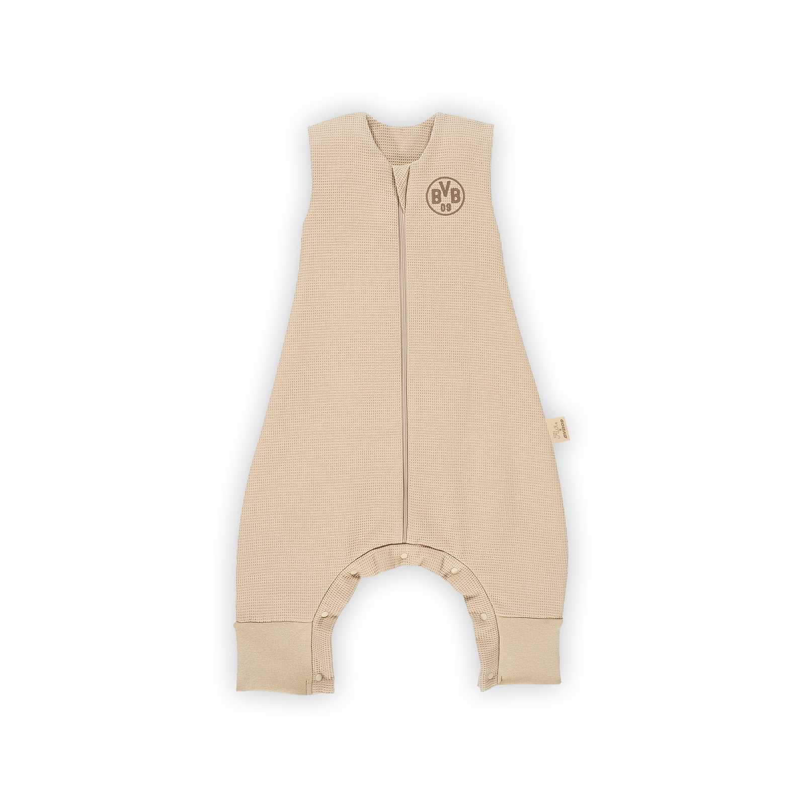 Vorderansicht des beigefarbenen BVB 4-Season Sleep-Overall Alvi Mom mit Rundhalsausschnitt, Reißverschluss und BVB-Emblem auf der Brust.