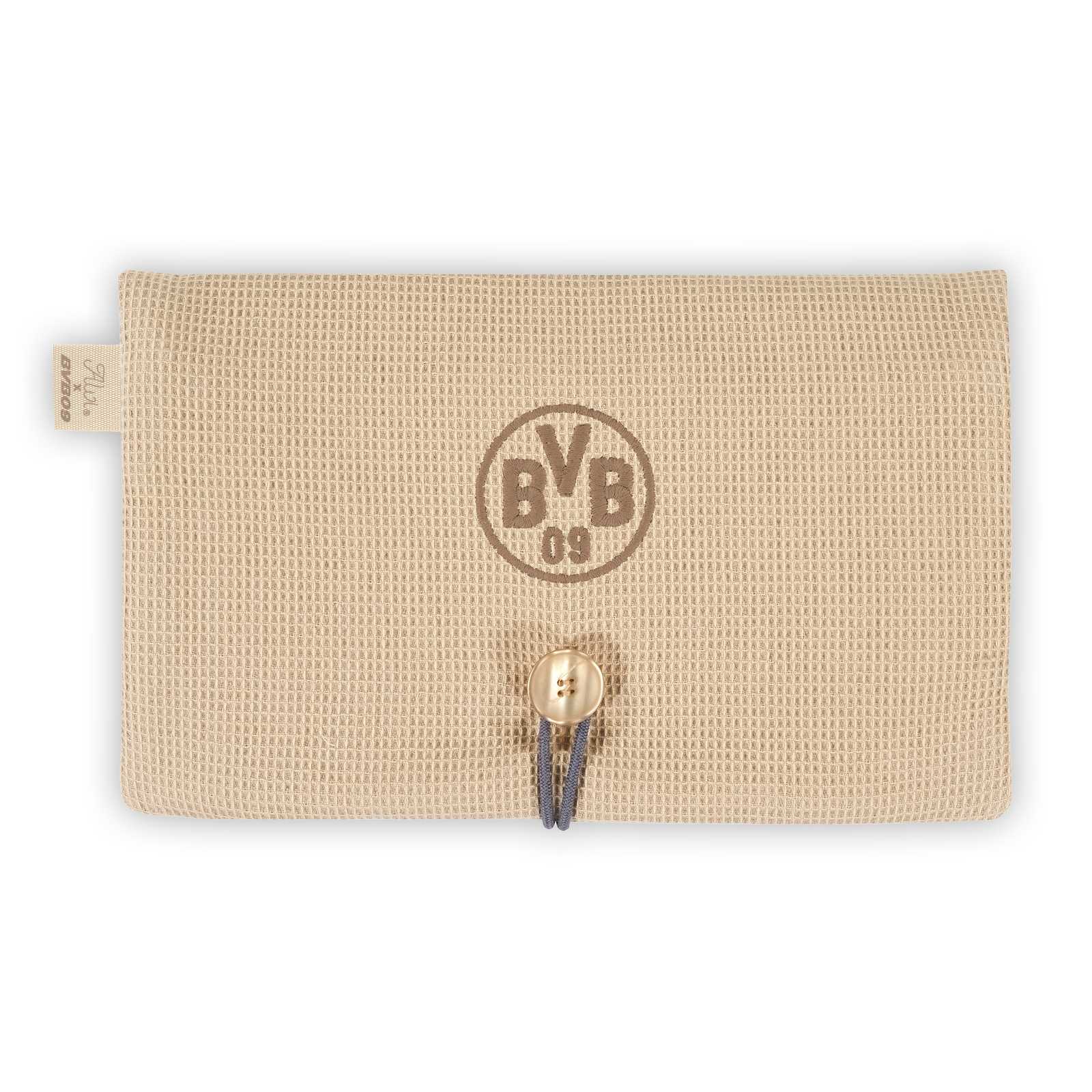 Frontansicht der beigen BVB Windeltasche Alvi Mom mit gewebter Optik, Knopfverschluss und mittig platziertem BVB-Emblem.