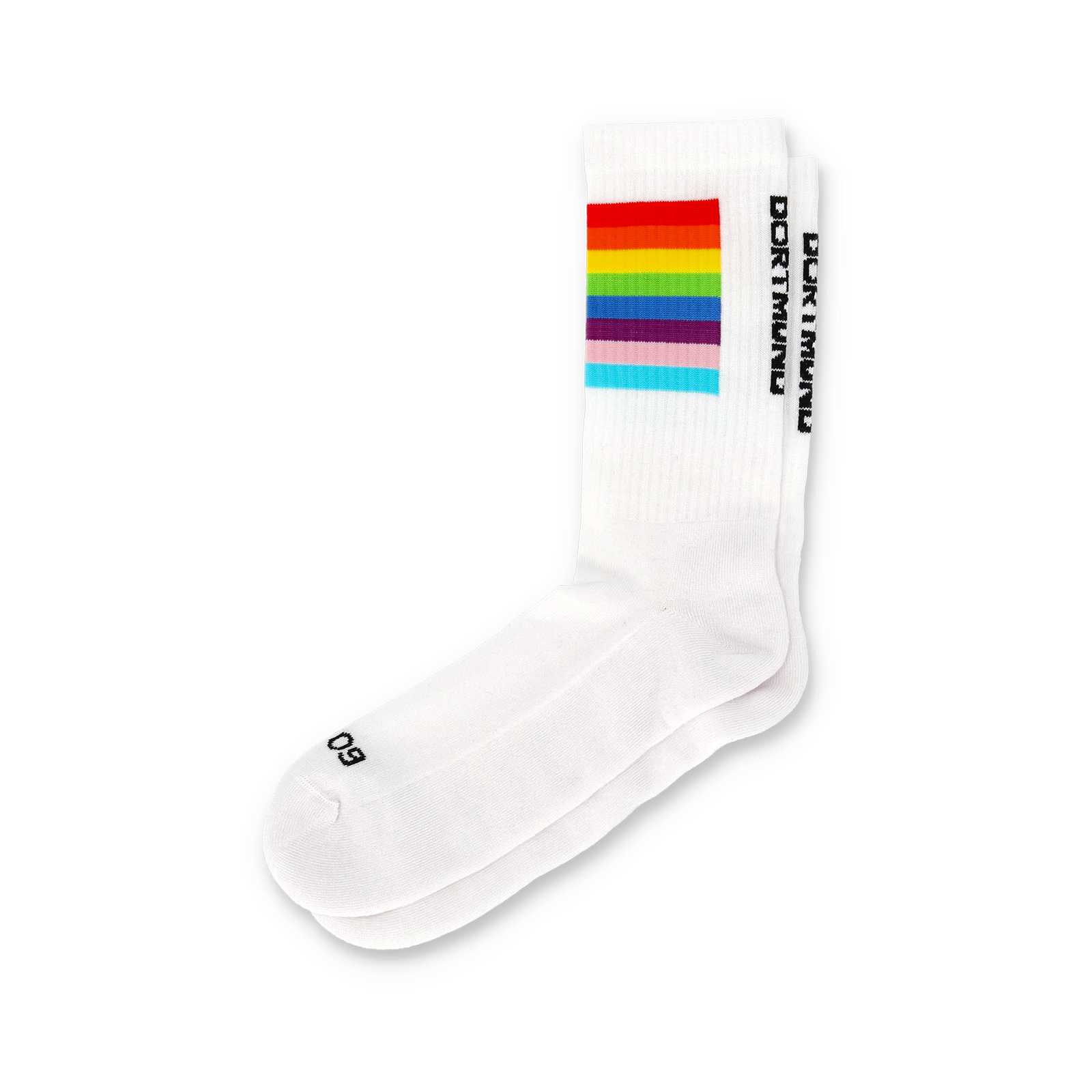Seitenansicht der weißen BVB Rainbow Socken mit buntem Regenbogenstreifen und dem schwarzen Schriftzug „DORTMUND“ an der Seite.