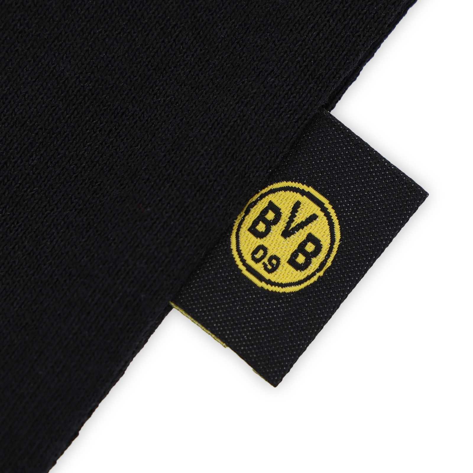 Detailansicht des BVB College T-Shirt schwarz 2025 mit schwarzgelbem BVB-Emblem als Label an der Seitennaht.