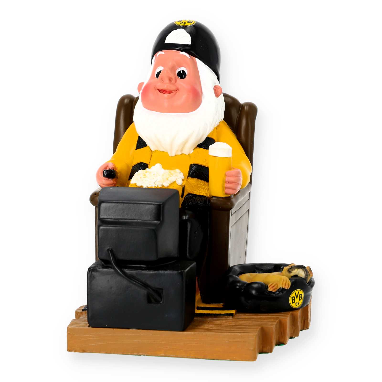 Frontalansicht des BVB Gartenzwerg TV, der in schwarzgelber Kleidung vor einem Fernseher sitzt, mit Popcorn und Bier. BVB-Emblem auf der Mütze sichtbar.