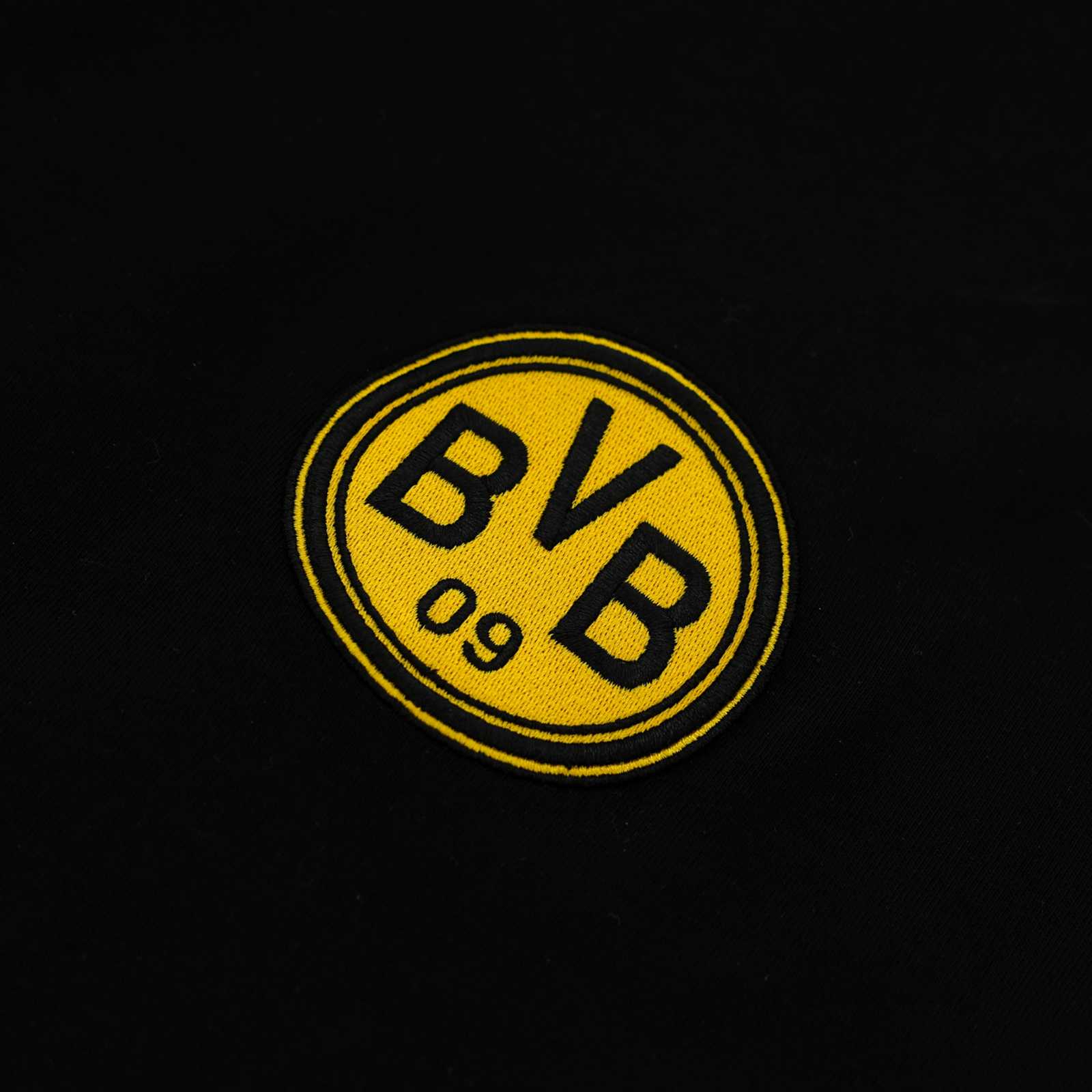 Detailansicht des schwarzen BVB-T-Shirt mit Retro BVB-Logo.