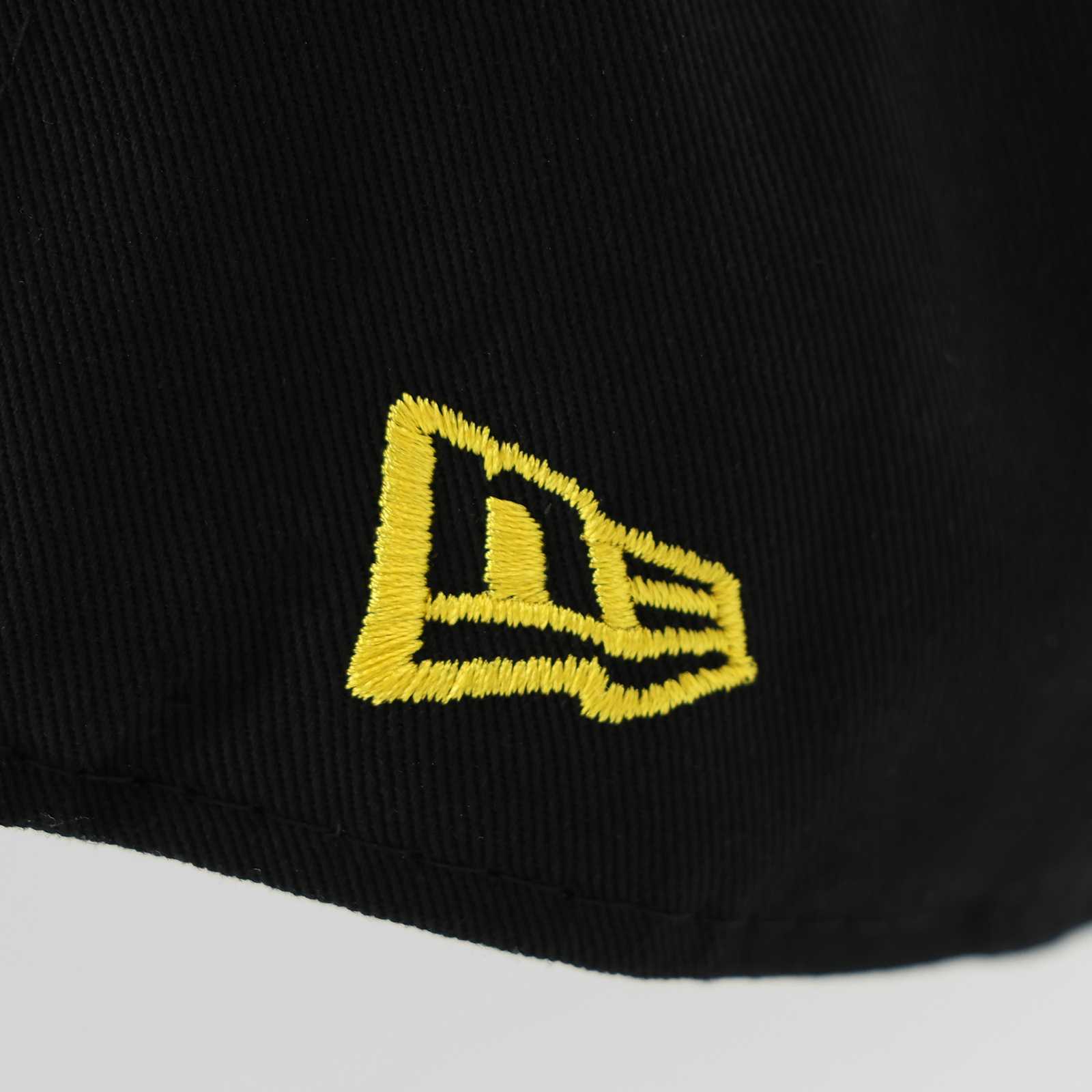 Detailansicht des New Era Logos der schwarzen BVB-Kappe.
