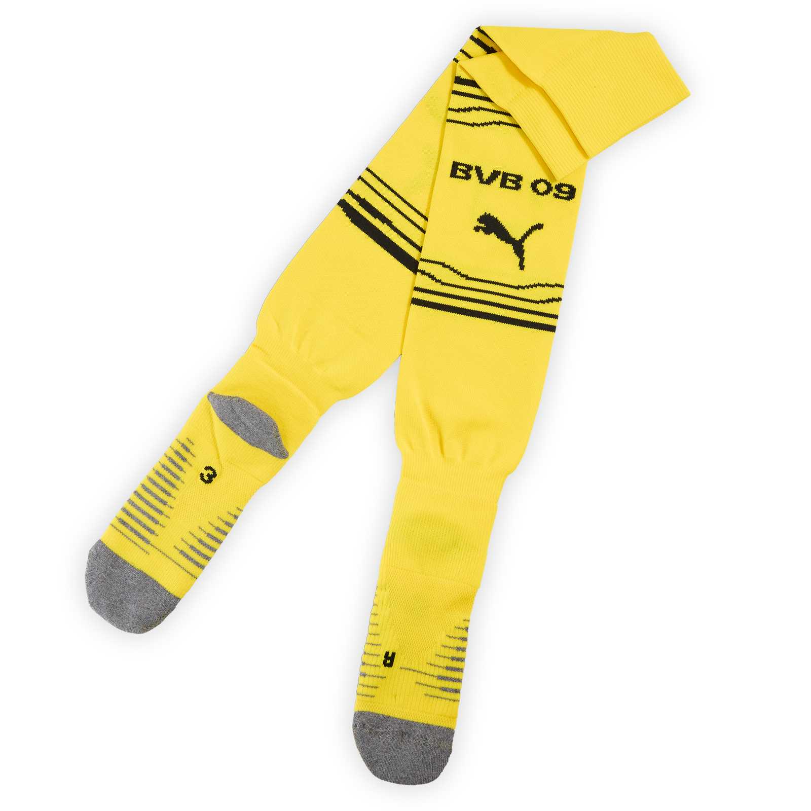 Die zwei gelben BVB Stutzen 25/26 liegen so übereinander, dass Vor und Rückseite sichtbar sind. Auf der Rückseite sind Linien, der Schriftzug "BVB 09" und das PUMA Logo in schwarzeingestickt.