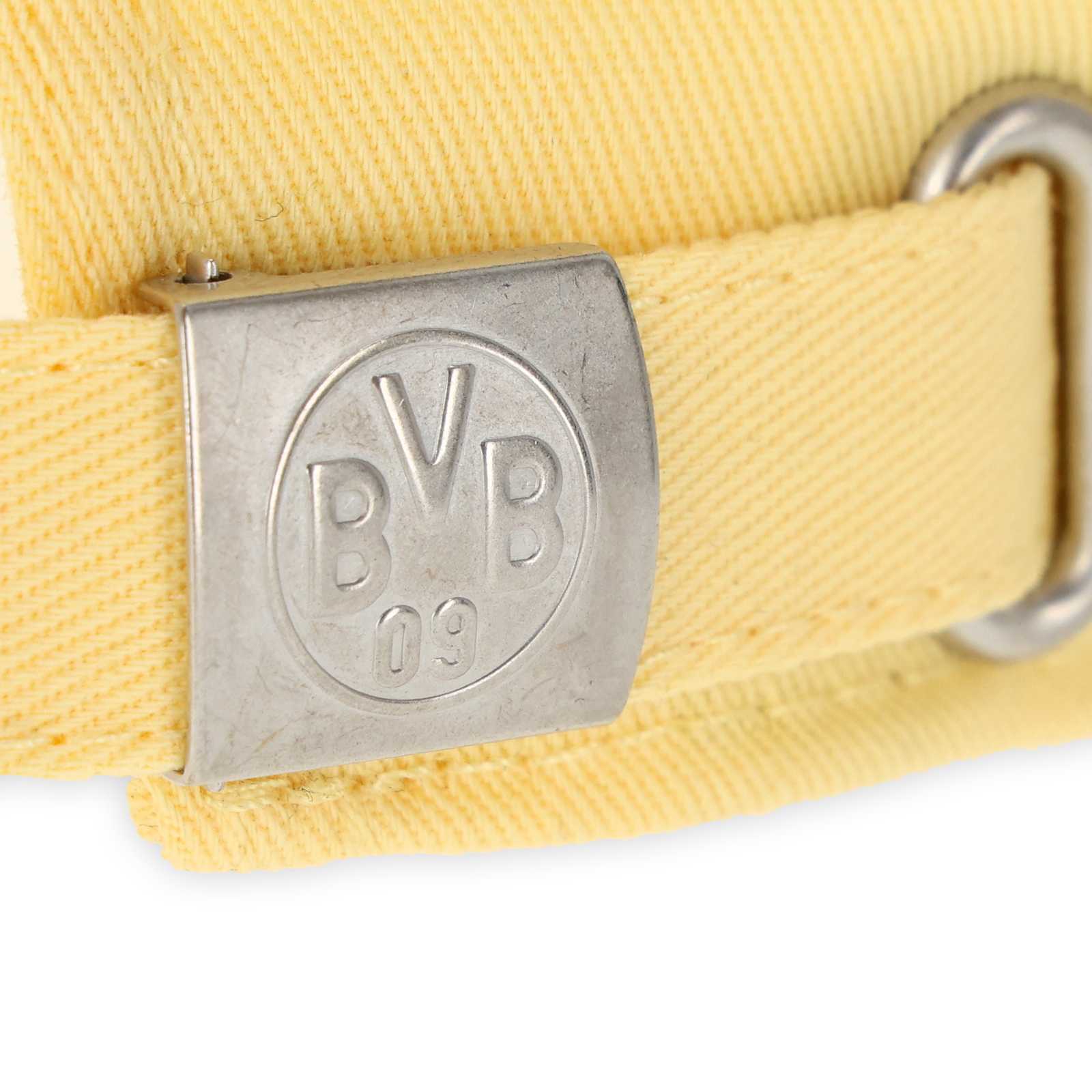 Nahaufnahme des Silbernen mit dem BVB Emblem veredelten Verschlusses auf der Rückseite der pastellgelben BVB Pastel 2025 Cap.
