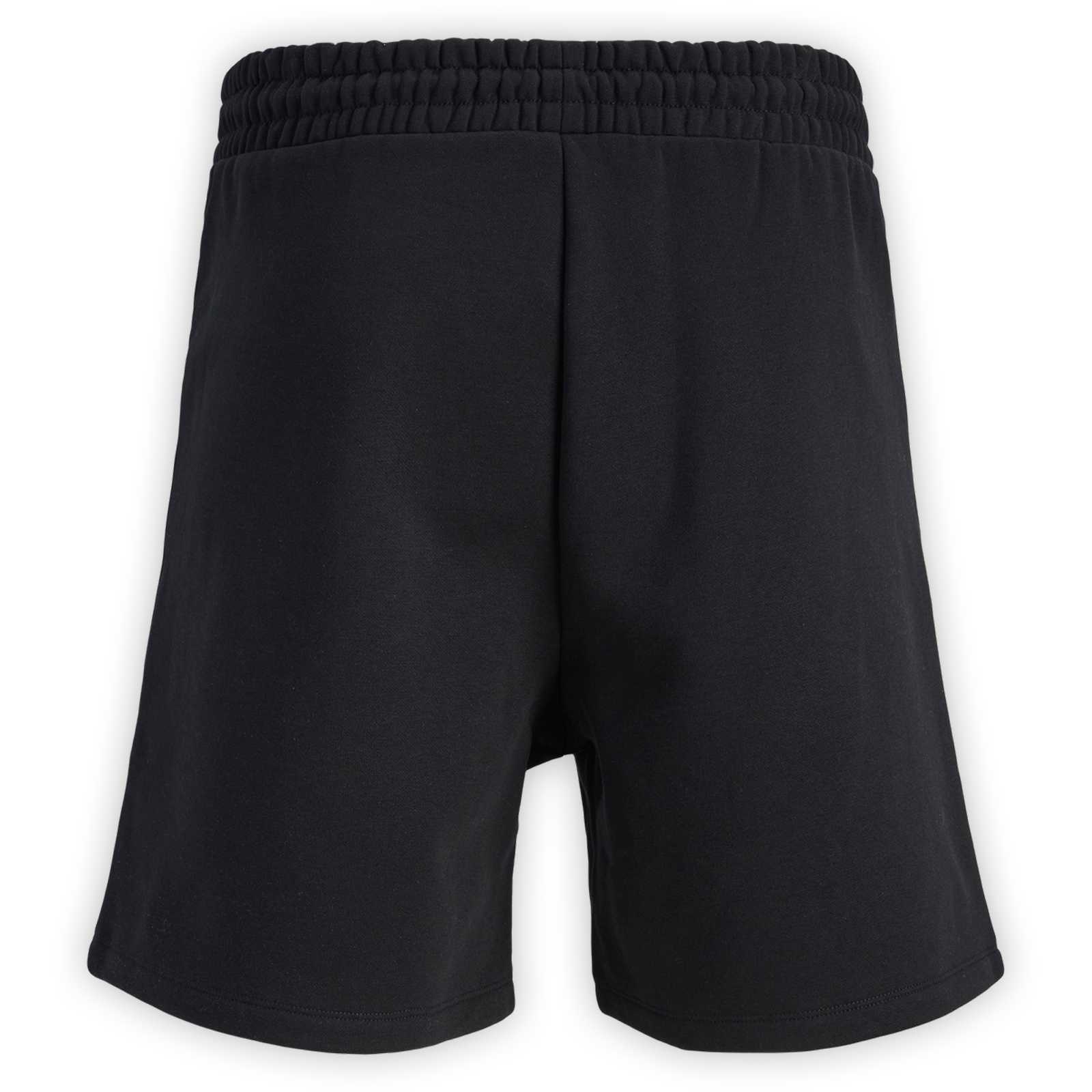 Rückansicht einer schwarze Shorts mit Gummizug am Bund und an den Füßen.