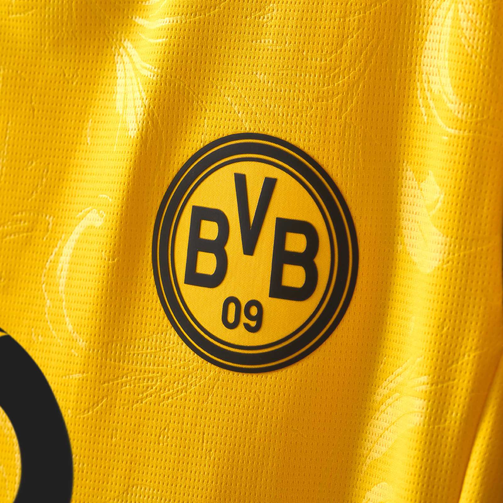 Detailansicht des BVB-Retro-Logos auf der Brust.