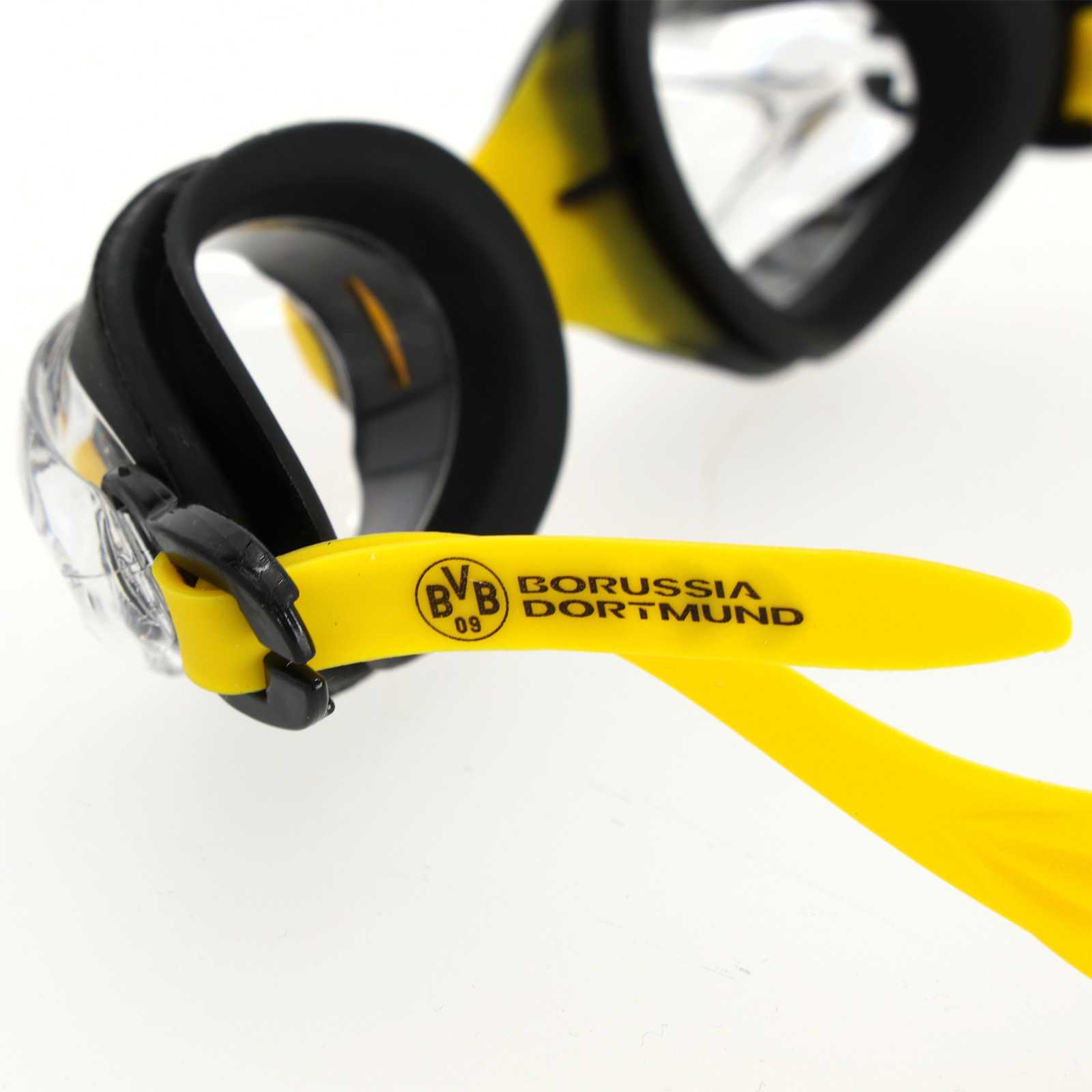 Detailaufnahme der schwarzgelben Schwimmbrille mit BVB-Logo und Borussia Dortmund Schriftzug an der Seite.