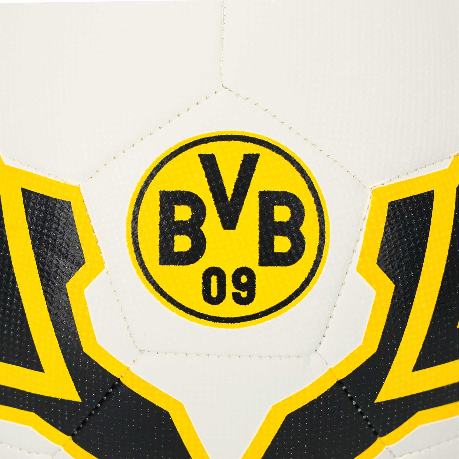 Detailaufnahme des gelben BVB-Logos auf dem weißen Fußball.