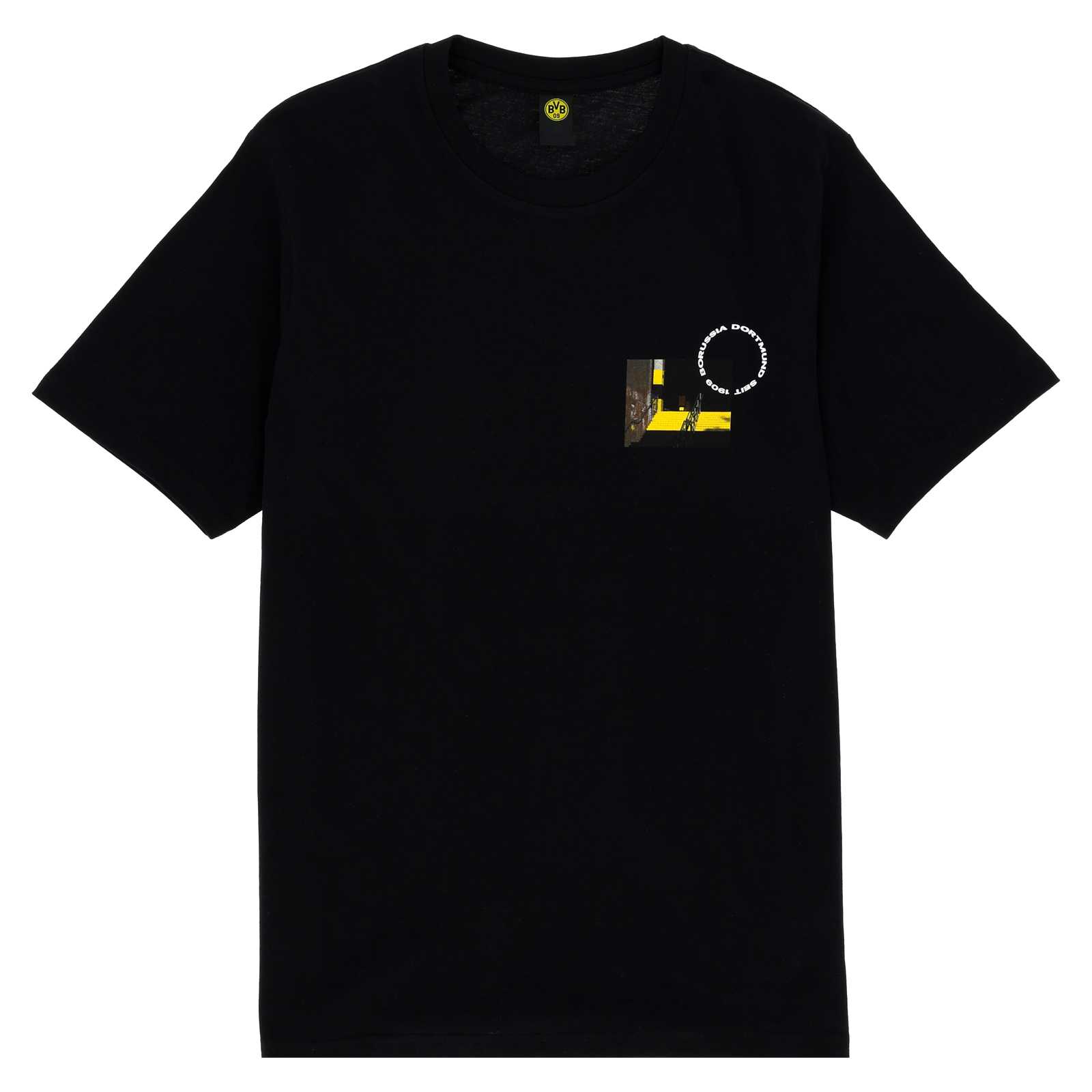 Die Vorderansicht des schwarzen Matchday-T-Shirts mit einem Bild vom Treppenaufgang zur Südtribüne auf der linken Brust, teilweise überlagert von einem runden Borussia Dortmund seit 1909-Schriftzug.