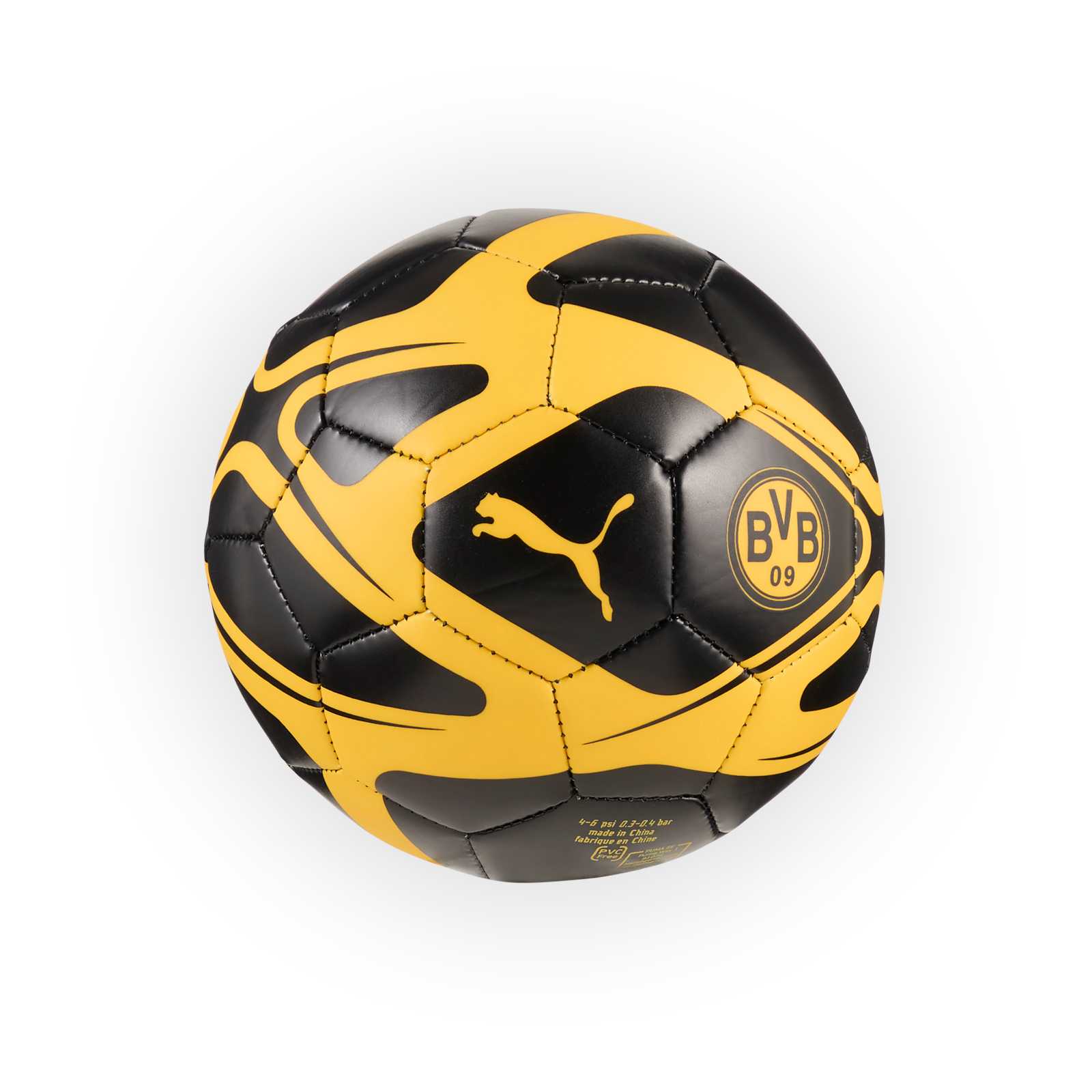 Seitenansicht vom BVB Ball in Schwarz mit dunkelgelben Akzenten, gelber PUMA-Katze und gelbem BVB-Retro-Emblem