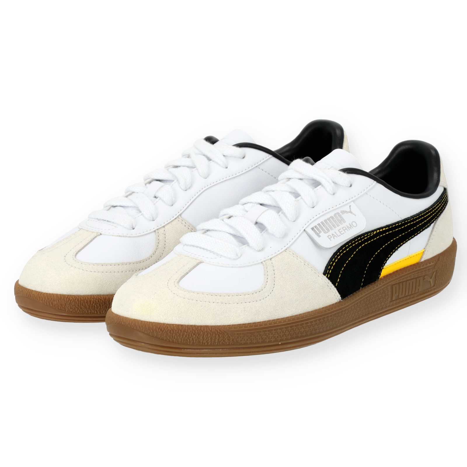 Die weißen BVB Palermo Schuhe von schräg vorne mit beigen Zehen- und Fersenbereichen, schwarzem PUMA-Bogen an den Seiten und einem kleinen gelben Akzent über der Sohle