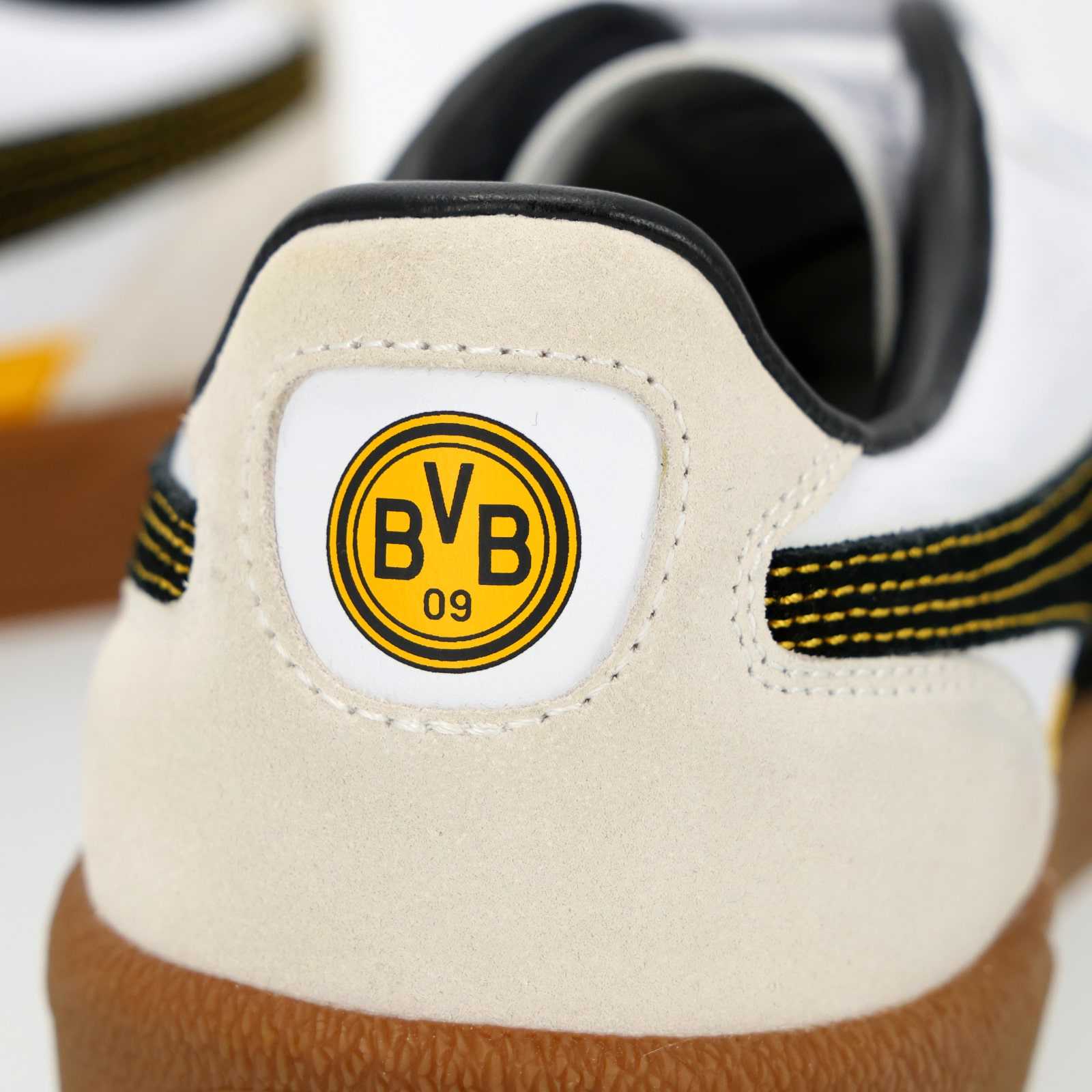 Detailansicht des Retro-BVB-Logos über der Ferse