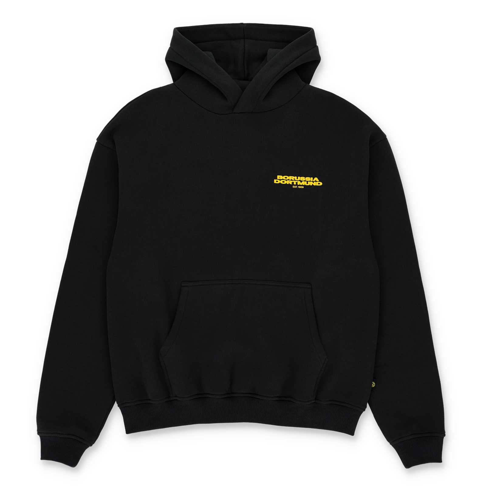 Vorderansicht des Hoodies in schwarz mit Kängurutaschen und kleinem gelbem Borussia Dortmund est. 1909-Schriftzug auf der Brust