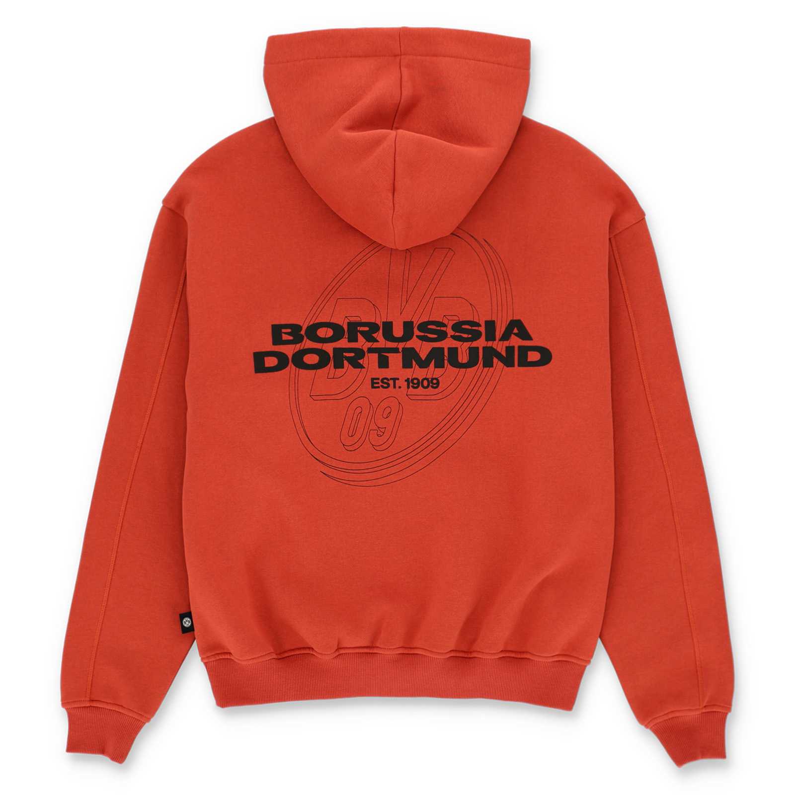 Rückansicht des Hoodies in orange mit großem schwarzem Borussia Dortmund est. 1909-Schriftzug auf dem Rücken