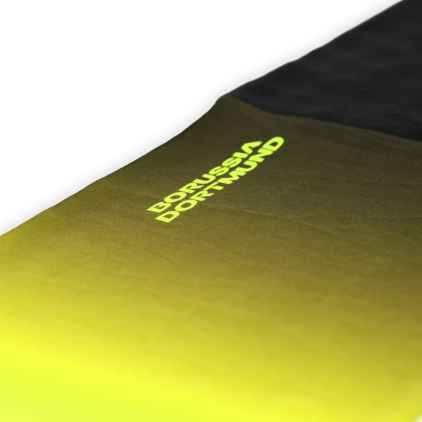 Detailansicht des Farbverlaufs von neongelb zu schwarz und vom neongelben Schriftzug Borussia Dortmund auf dem Tuch