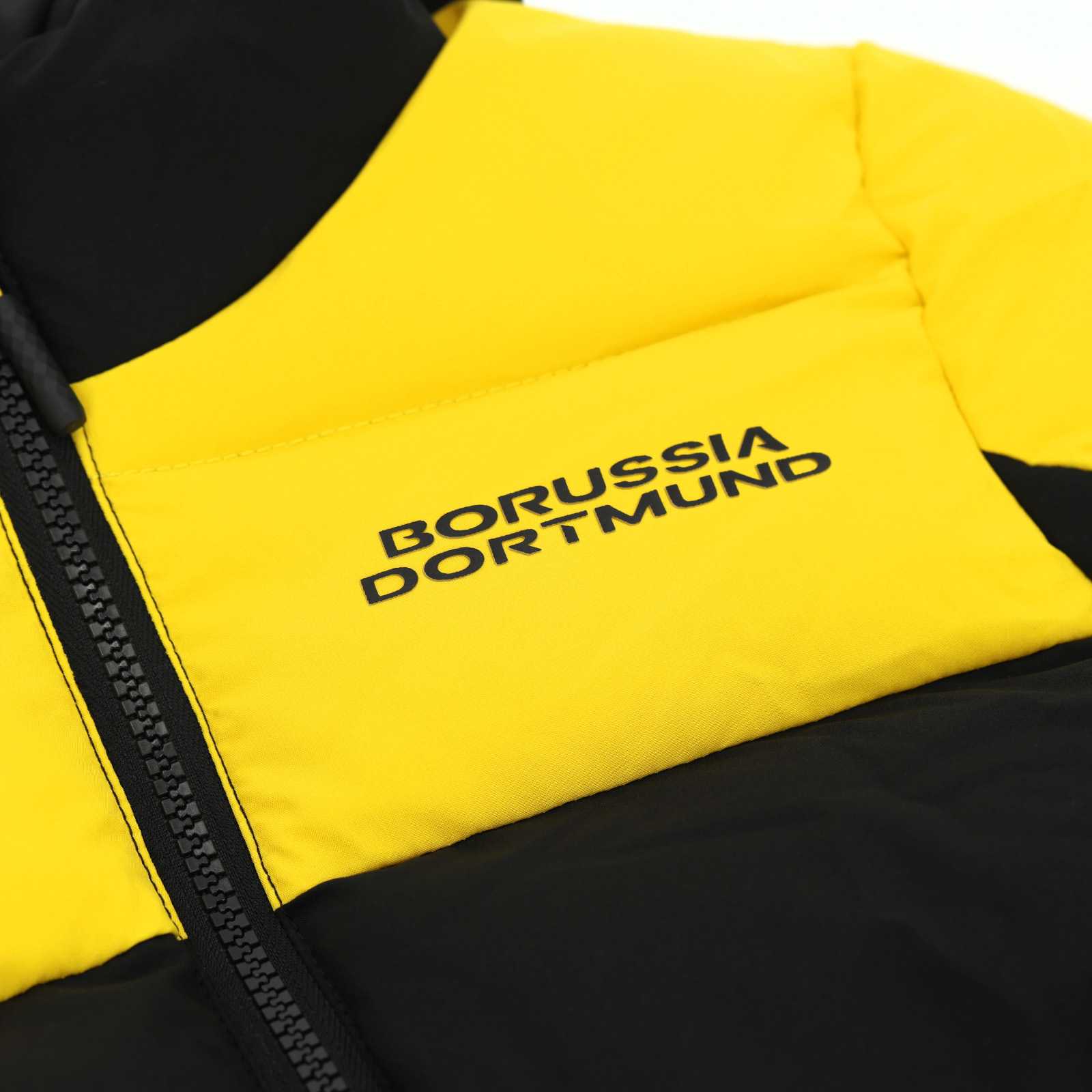 Detailansicht des schwarzen Borussia Dortmund Schriftzugs auf dem gelben Brustbereich