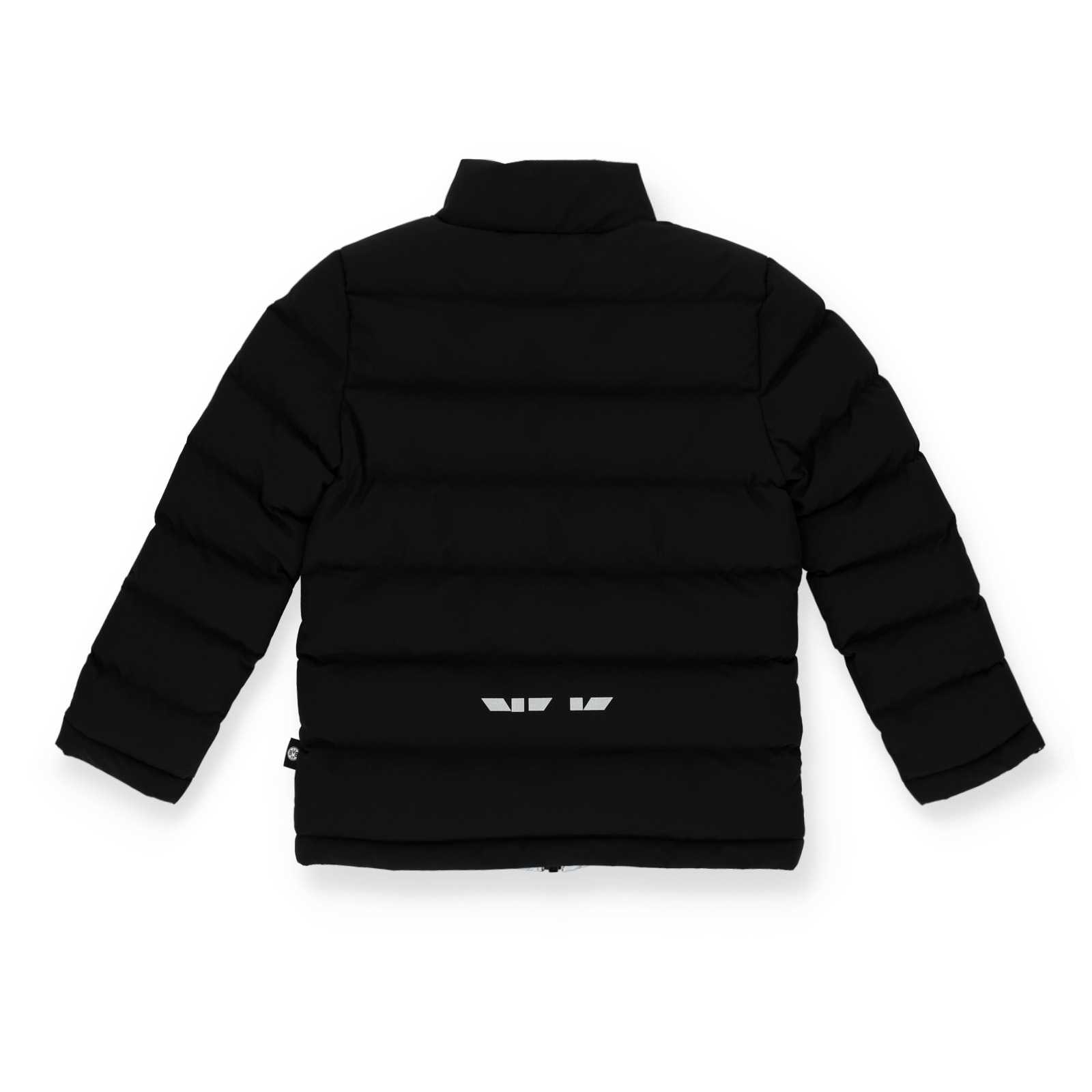 Rückansicht der schwarzen Seite der Wendejacke mit kleinem reflektierendem Muster im unteren Bereich