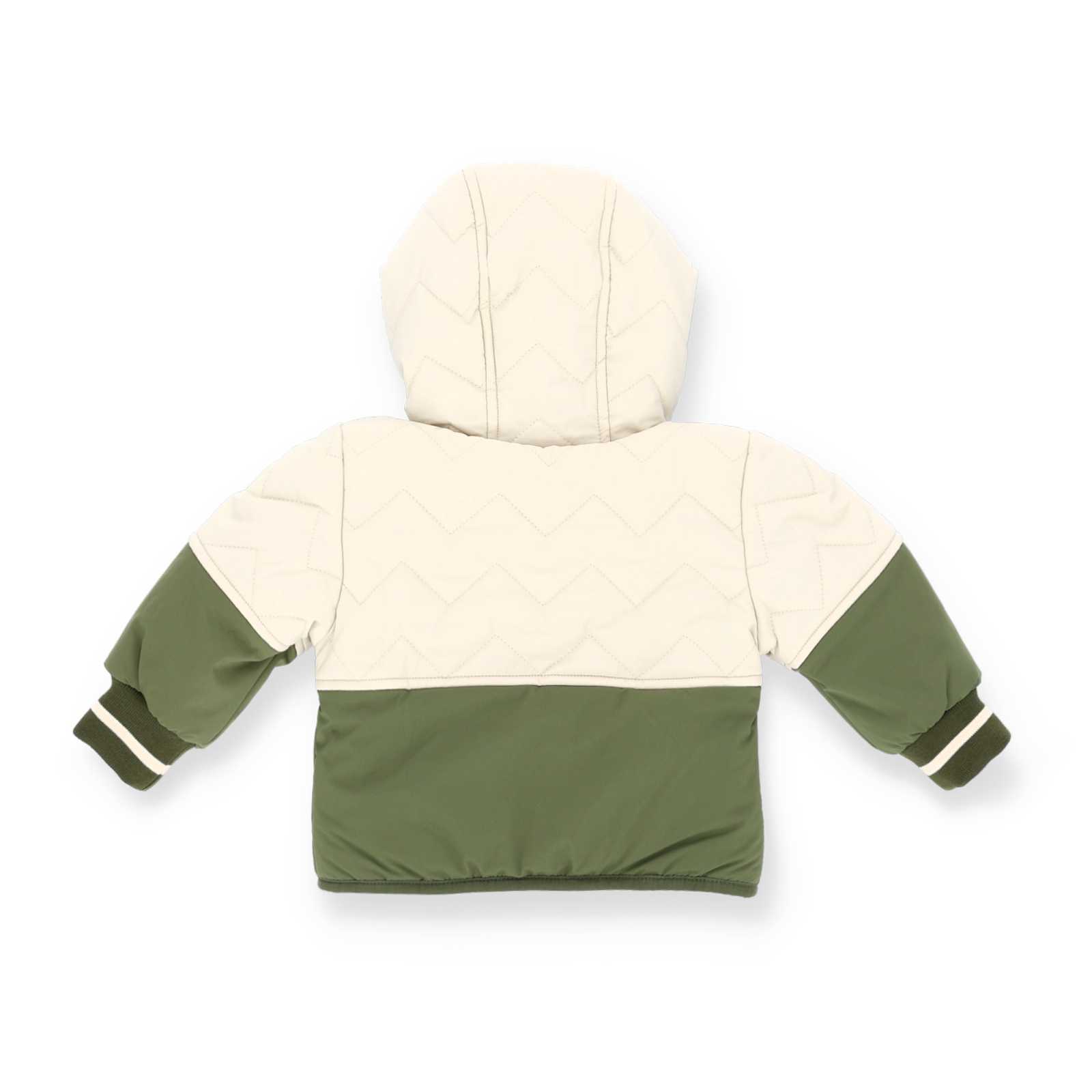 Rückseite der grünweiße Babyjacke liegt ausgebreitet auf dem Boden und ist aus der Vogelperspektive zu sehen.