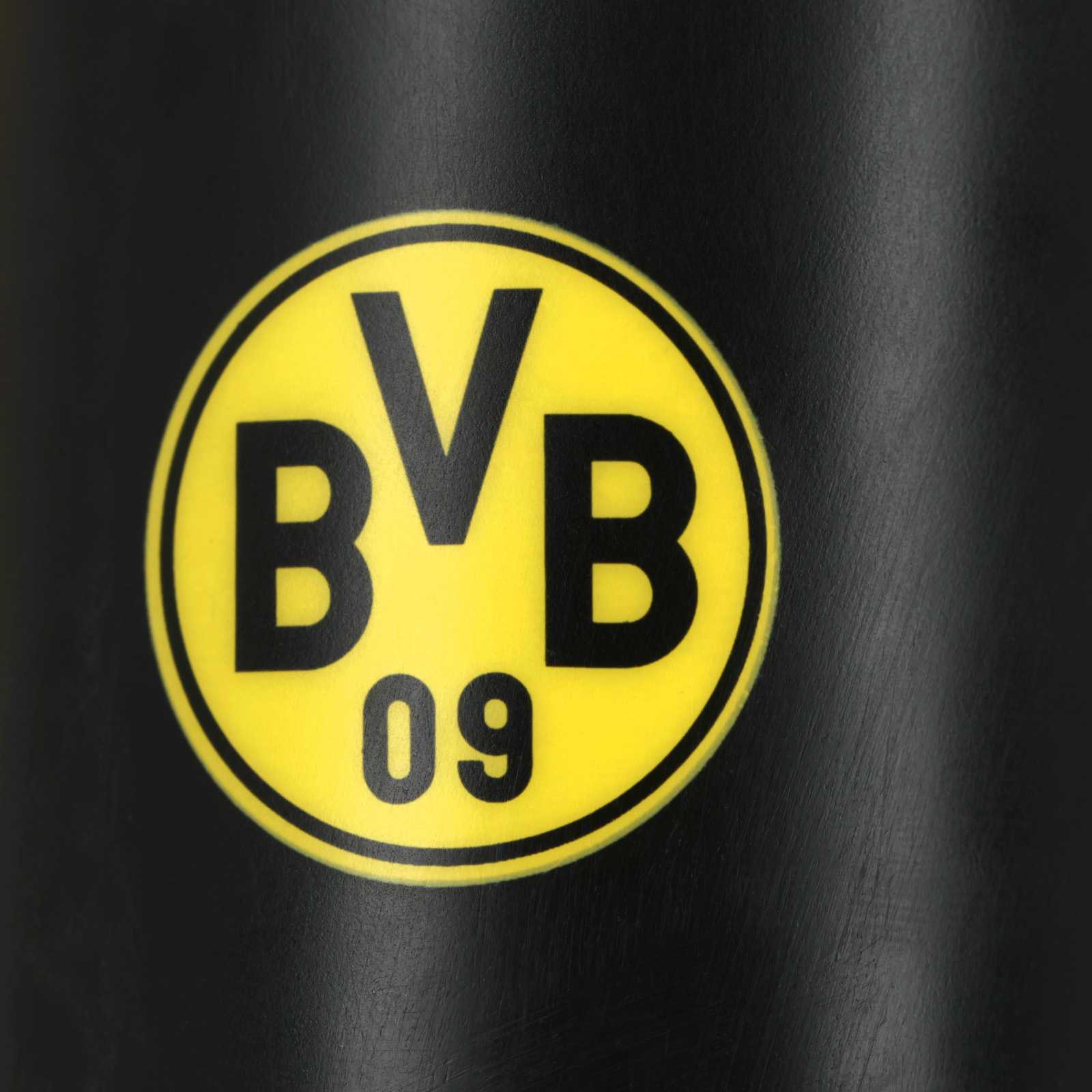 Detailansicht der kleinen schwarzen Kerze und des BVB-Logos
