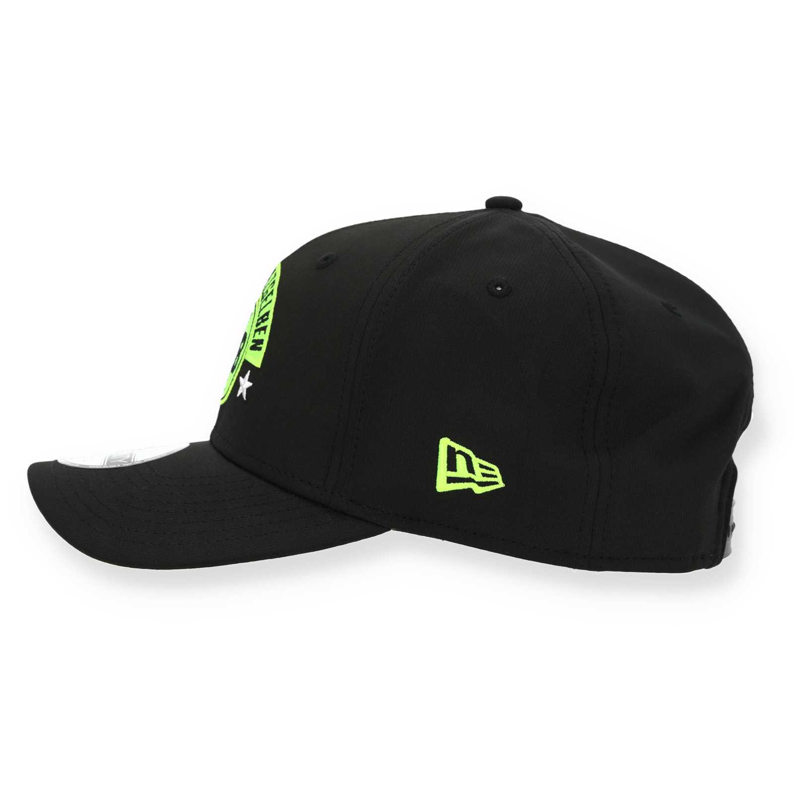 Seitenansicht schwarze BVB Kappe mit neongelbem New Era Logo an der Seite