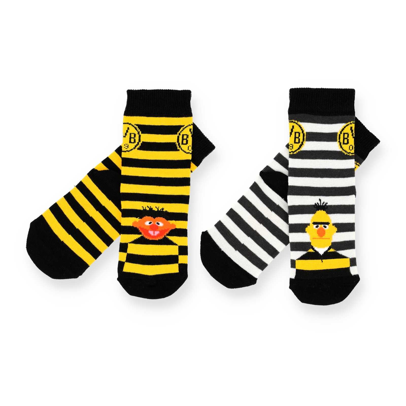 Vorderansicht der gestreiften Socken. Ein paar in schwarzgelb mit Ernie und BVB-Logo und das andere in schwarzweiß mit Bert und BVB-Logo.