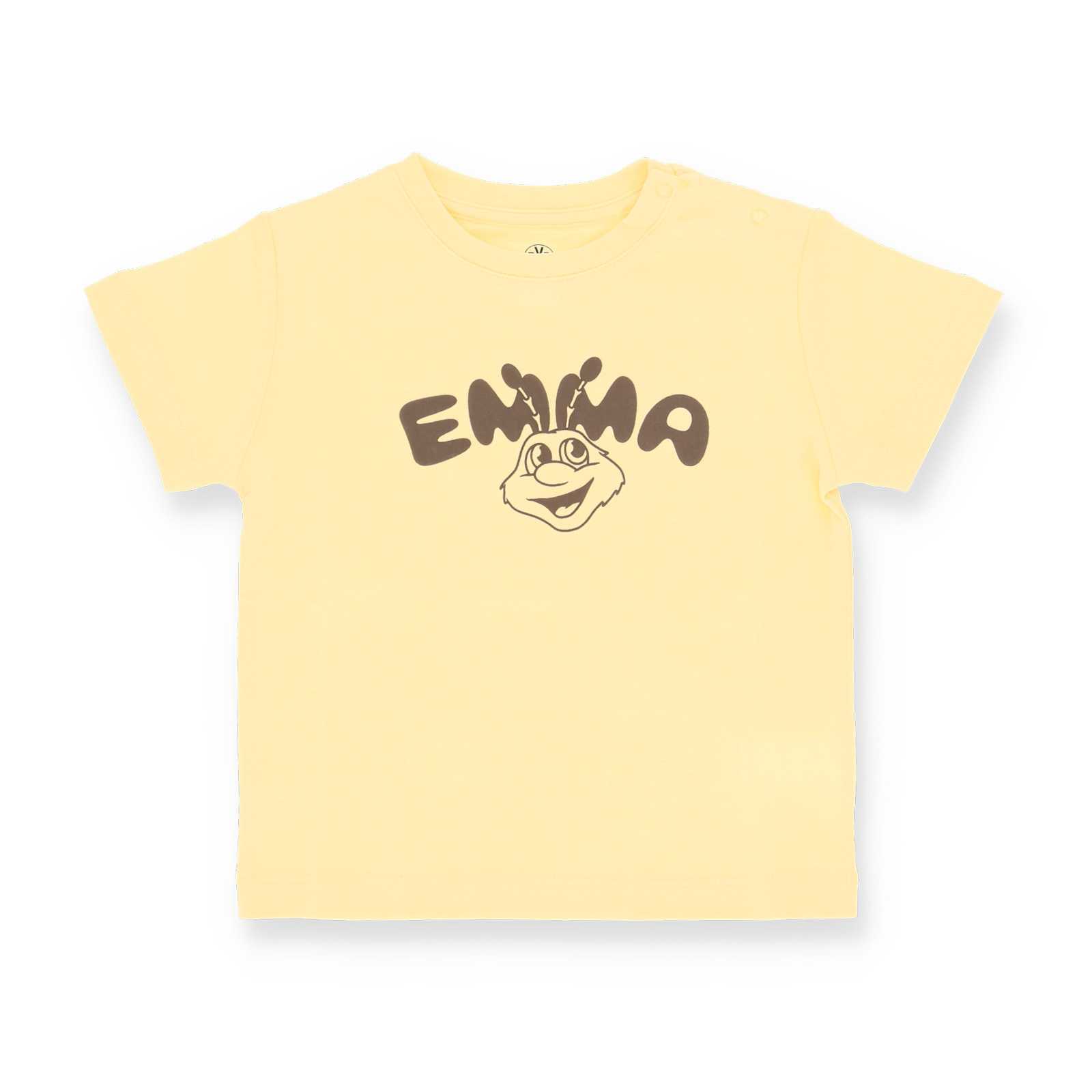 Vorderansicht des pastellgelben T-Shirts mit EMMA Aufdruck.