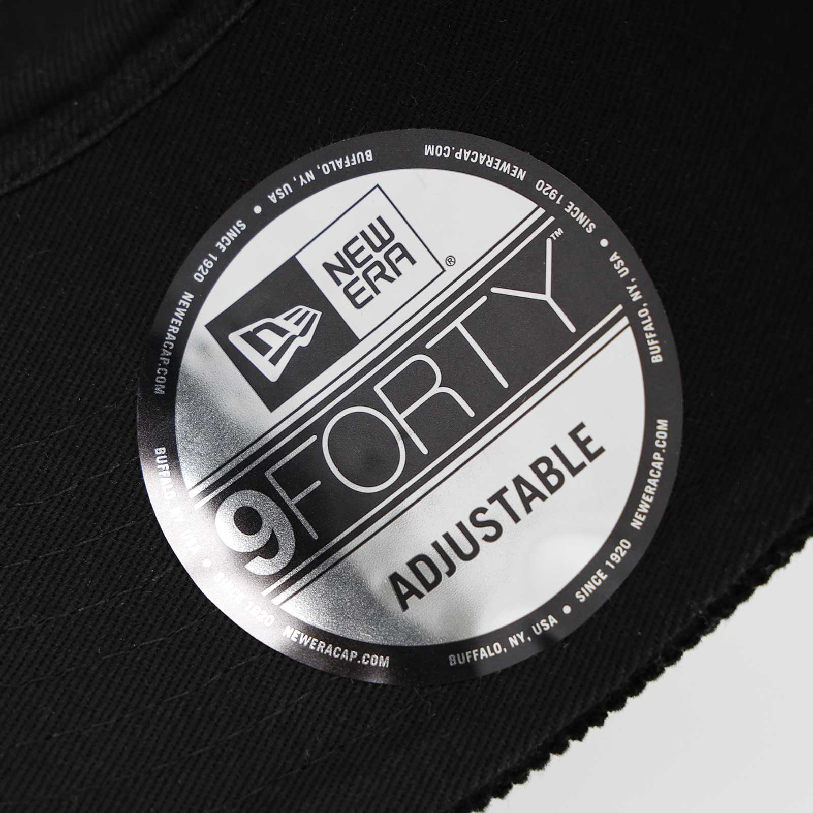 Detailaufnahme des schwarzen New Era Logos.