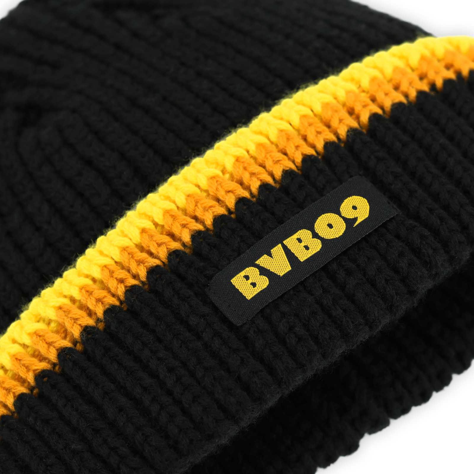 Detailaufnahme des gelben BVB09 Aufdrucks.