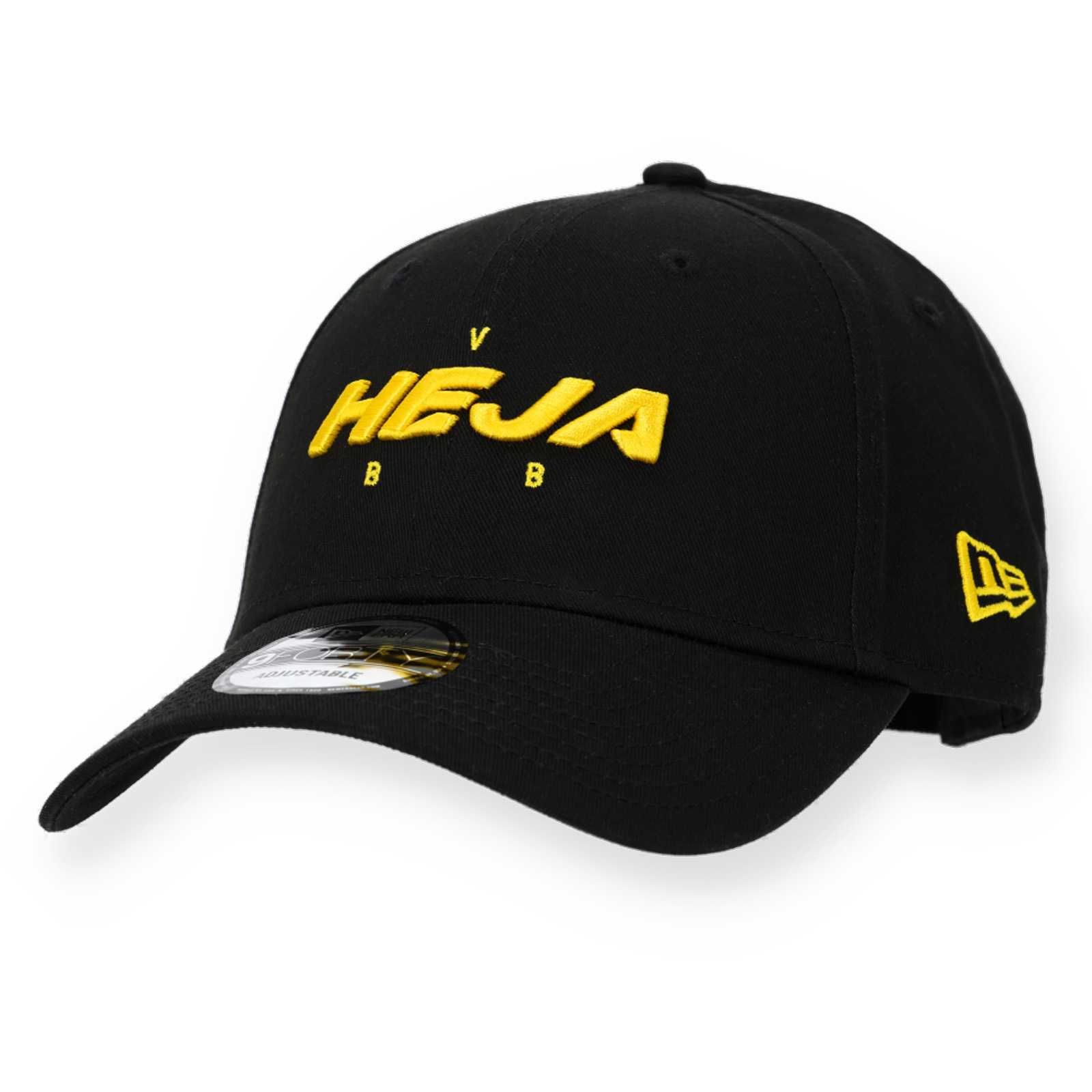 Vorderansicht der schwarzen BVB-Kappe mit gelbem Heja BVB Schriftzug über dem Schirm, New Era-Modell-Aufkleber auf dem Schirm und gelbem New Era-Logo an der Seite