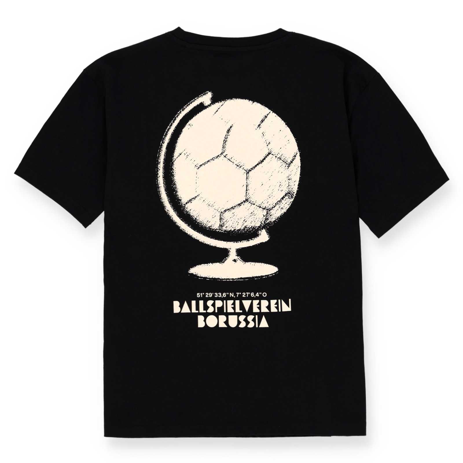 Rückansicht des schwarzen BVB T-Shirts mit großem Backprint der einen Globus zeigt, in dem ein Fußball steckt.