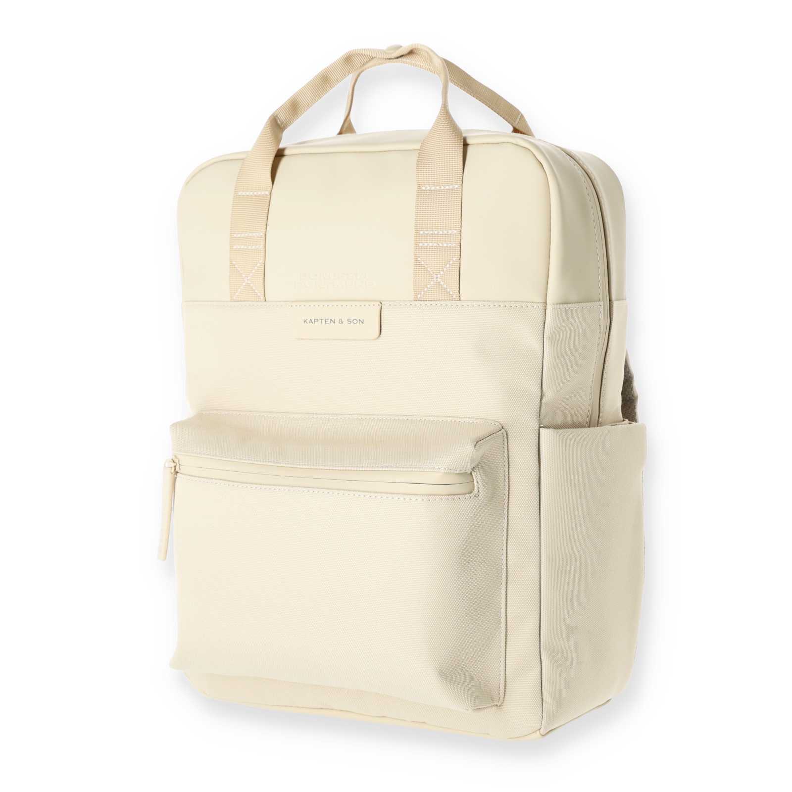 Vorderansicht des beigen Rucksacks mit gestanztem Borussia Dortmund Schriftzug und grauem Kapten & Son Schriftzug