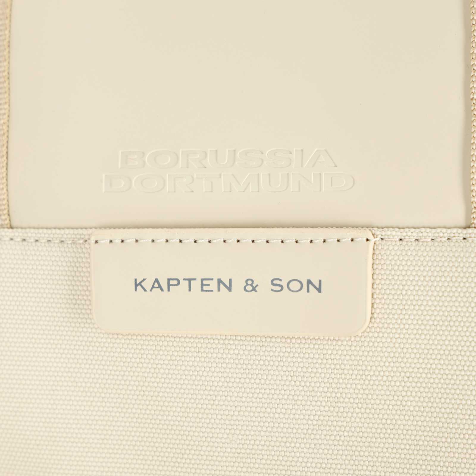 Detailansicht des gestanztem Borussia Dortmund Schriftzugs und des grauen Kapten & Son Schriftzugs