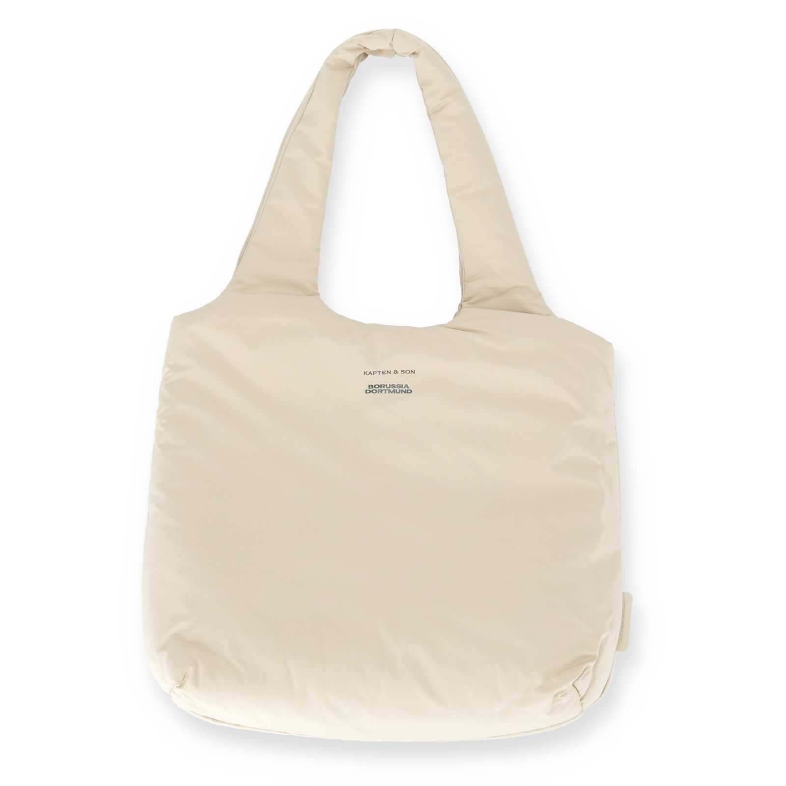 Vorderansicht der beigen Shopper-Tasche mit kleinem schwarzen Borussia Dortmund Schriftzug