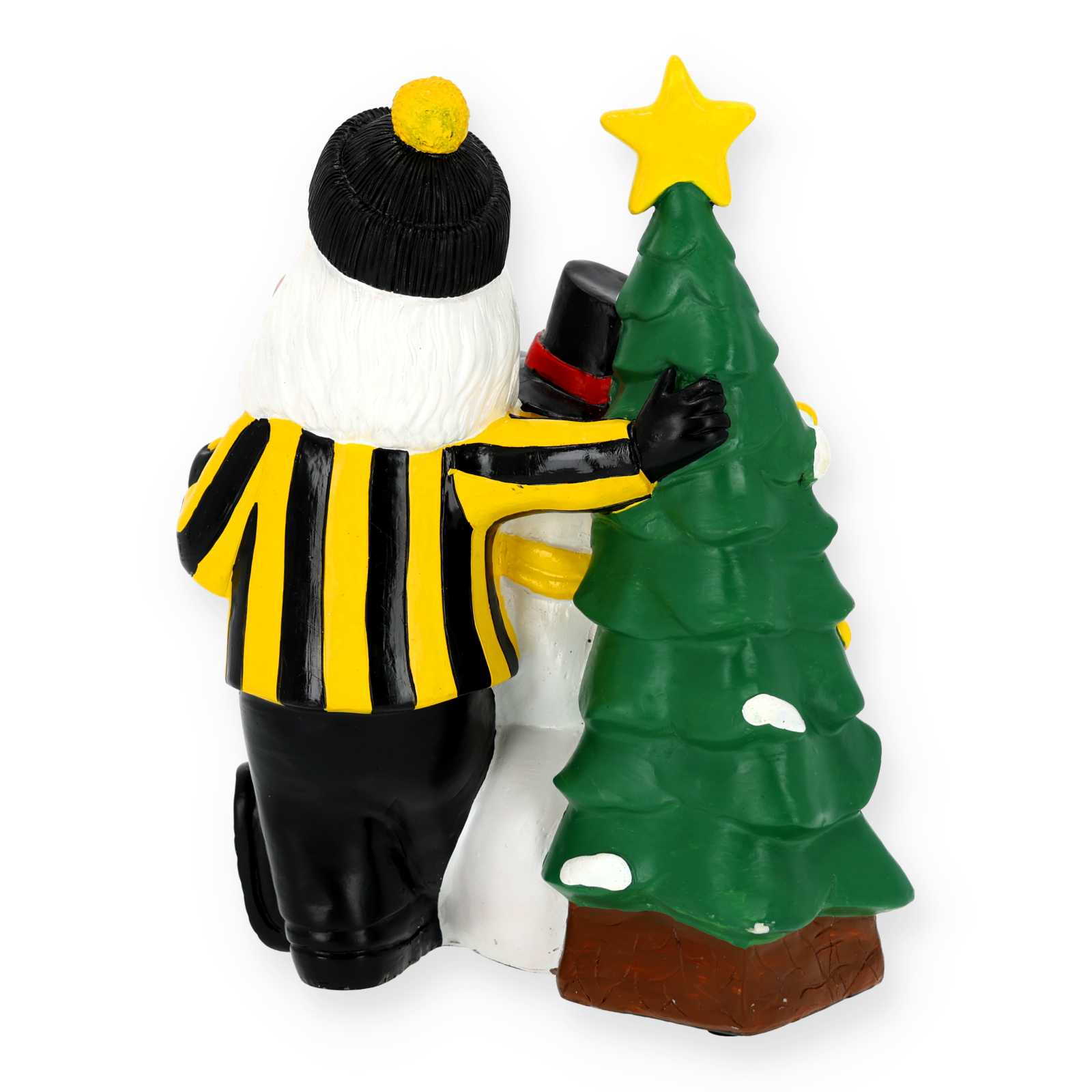 Rückansicht des BVB Gartenzwergs in gereiftem Trikot mit einem Schneemann und einem Tannenbaum im Arm.
