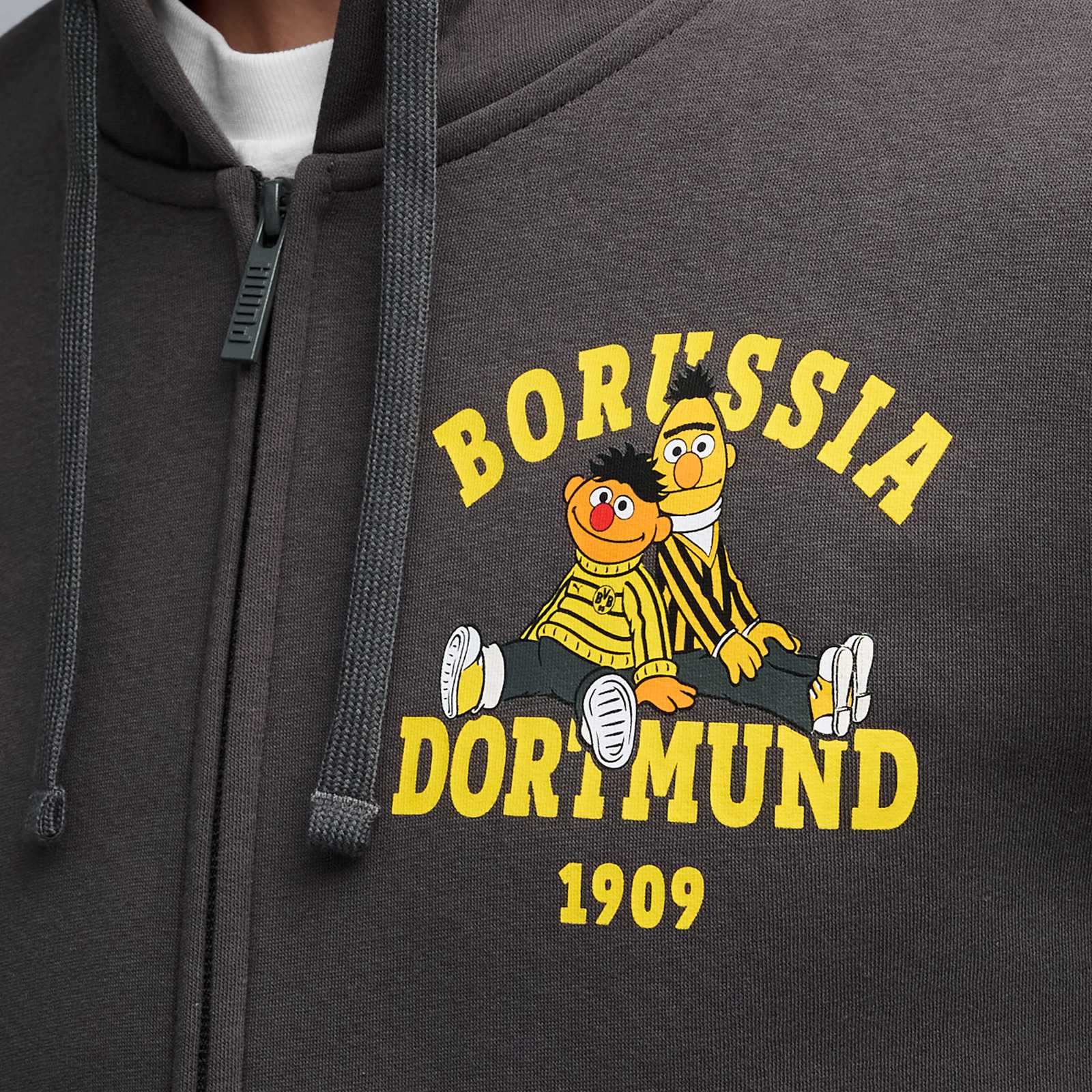 Detailansicht von Ernie und Bert sitzend auf der einen Brustseite mit gelbem Borussia Dortmund 1909 Schriftzug