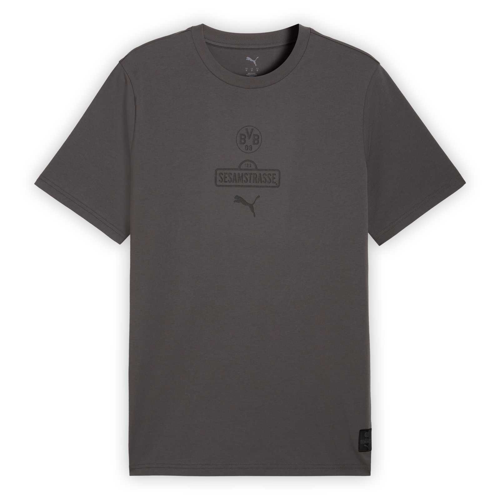 Vorderansicht vom grauen T-Shirt Ton-in-Ton BVB-Logo. Sesamstraßen-Logo und PUMA-Katze mittig auf der Brust.