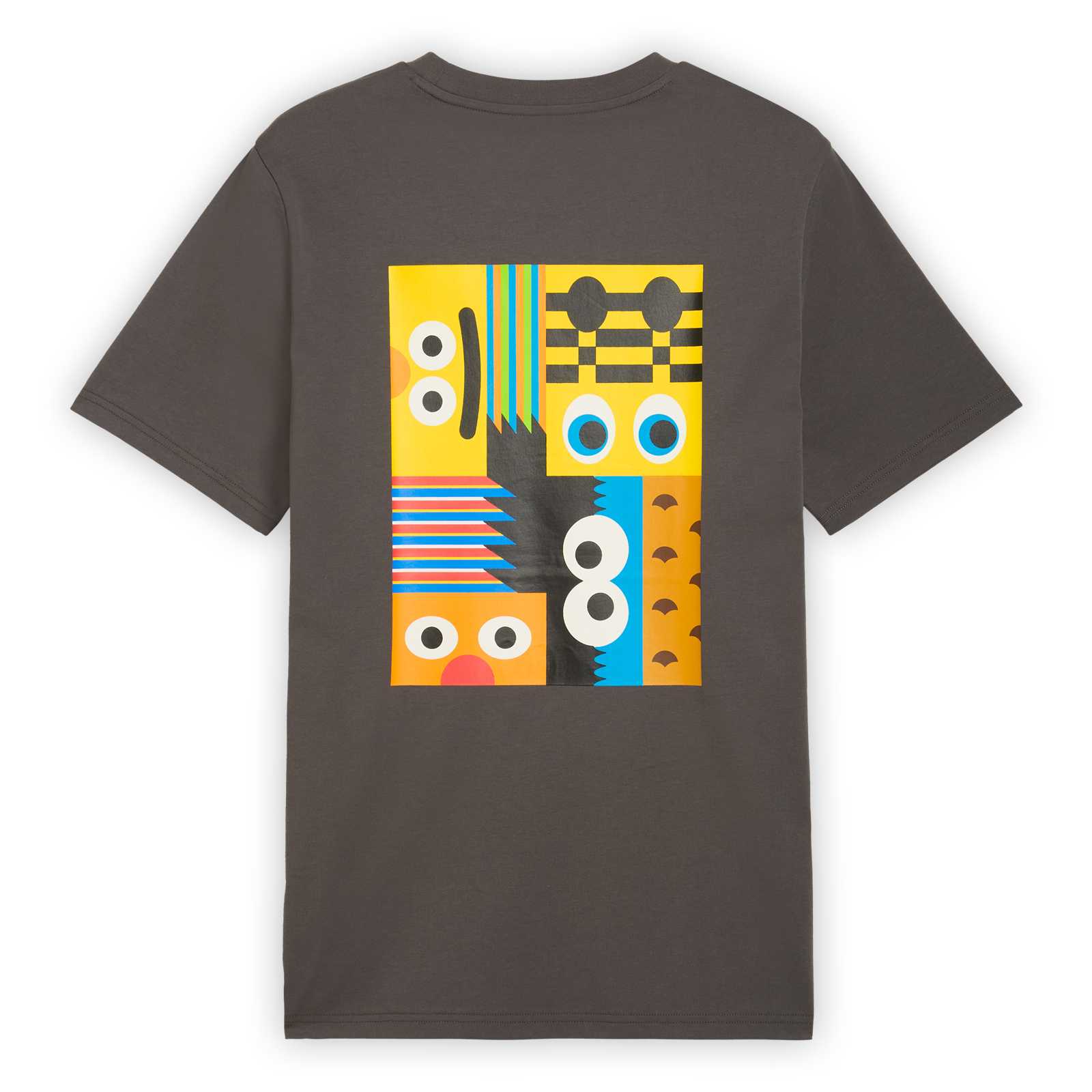 Rückansicht vom grauen T-Shirt mit einem großen, bunten, rechteckigen Aufdruck der die Augen von Ernie, Bert und EMMA in verschiedenen Ausrichtungen zeigt.