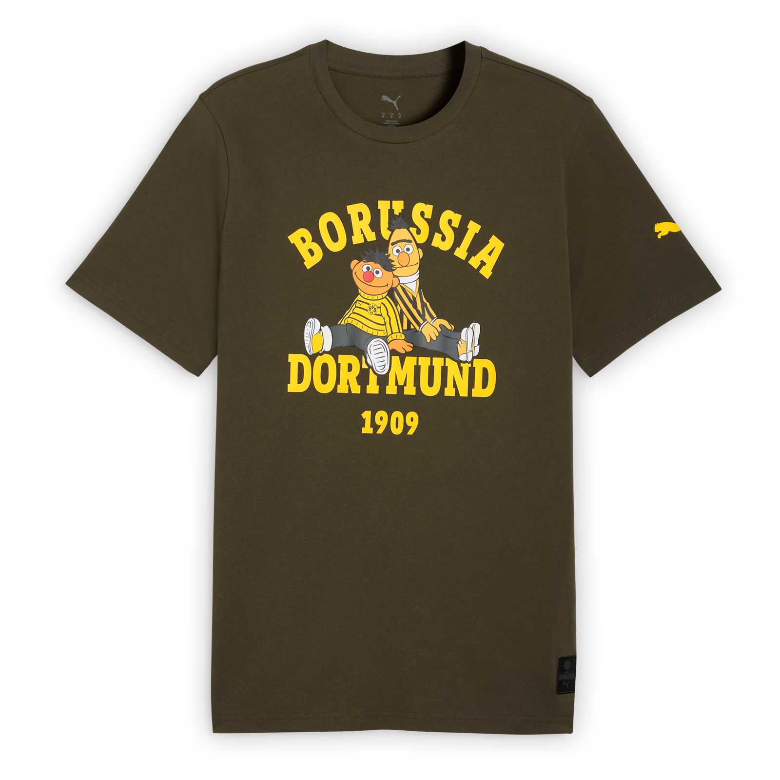 Vorderansicht vom olivfarbenen T-Shirt mit Ernie und Bert in schwarzgelben Outfits sitzend auf der Brust. Darüber und darunter ist ein gelber Borussia Dortmund 1909 Schriftzug aufgedruckt.